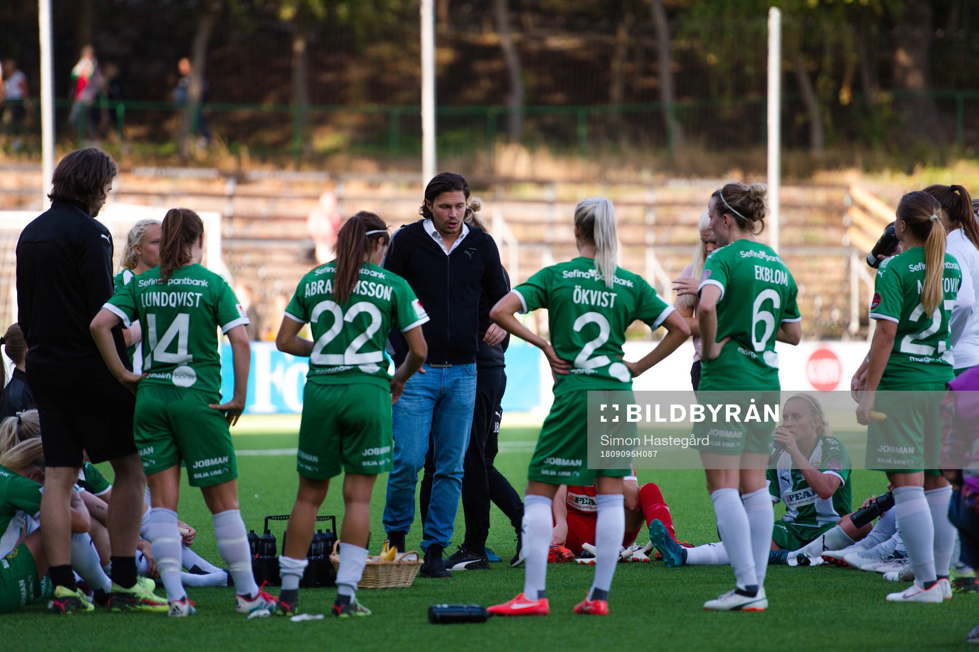 Hammarbys tränare Isak Dahlin i samtal med spelarna