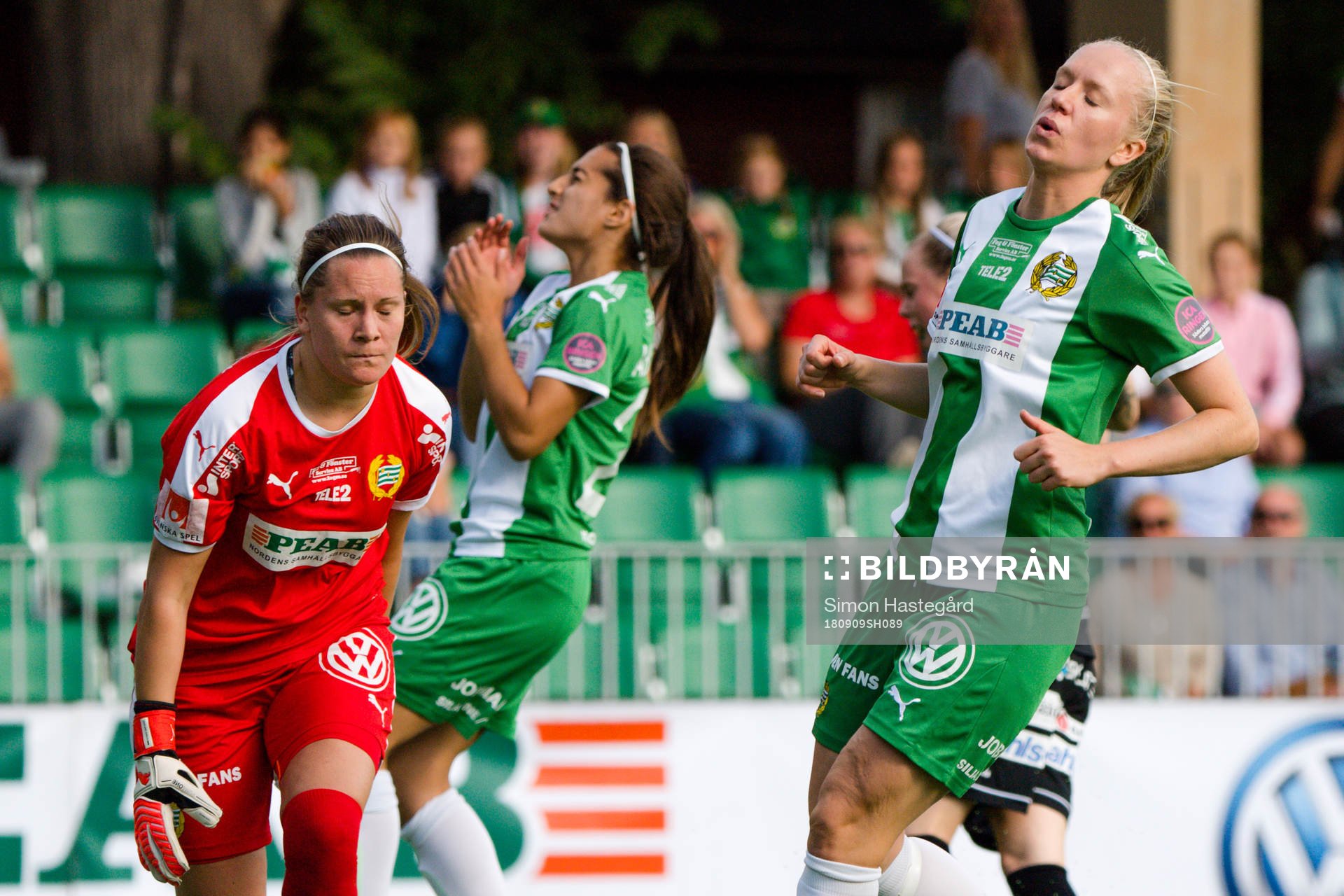 Hammarbys målvakt Caroline Forsgren och Alexandra Lindberg