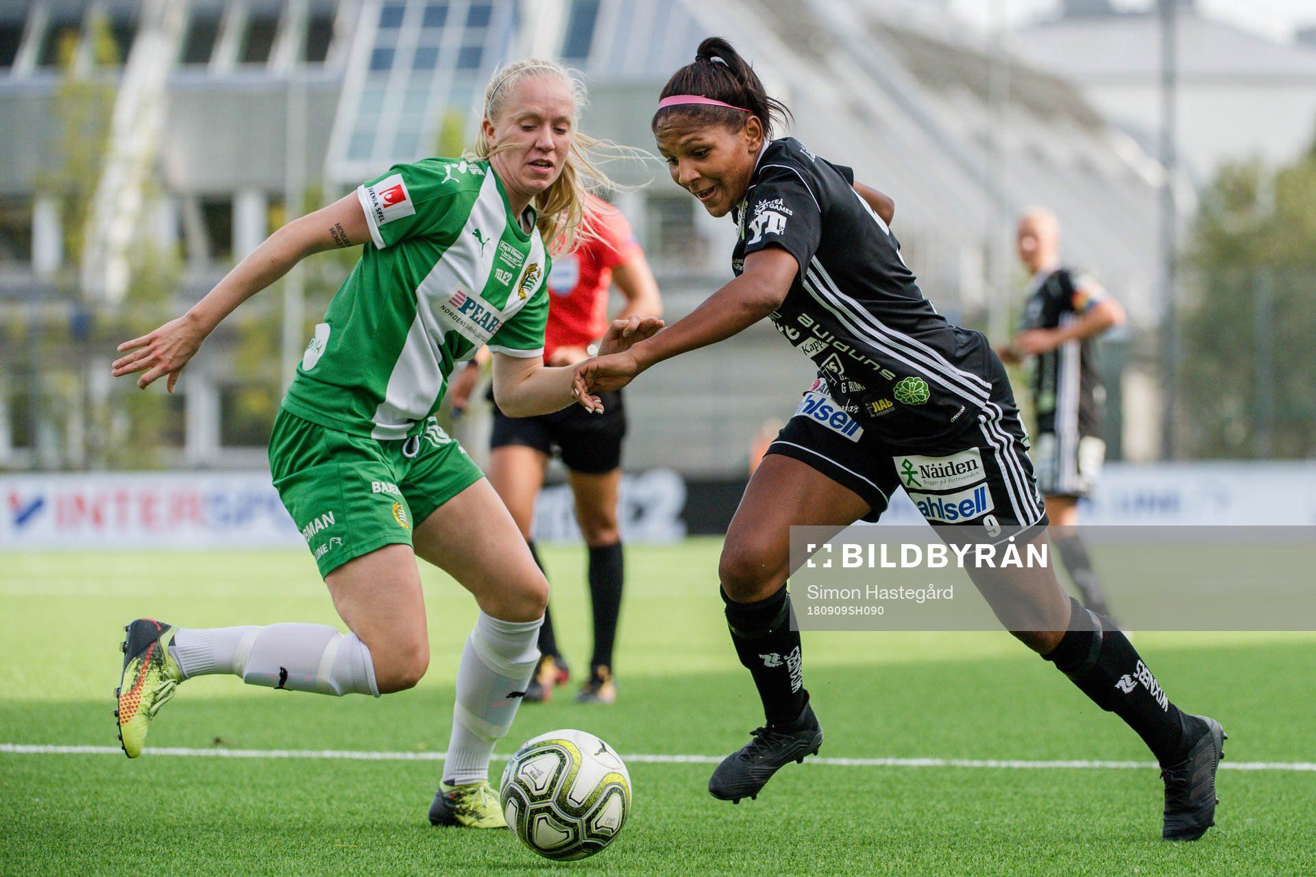 Hammarbys Alexandra Lindberg och Piteås Madelen Janogy