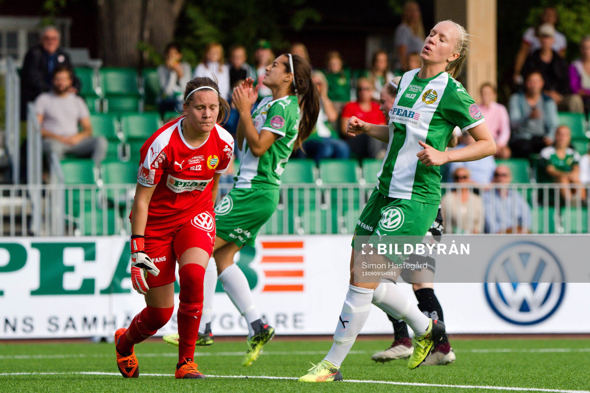 Hammarbys målvakt Caroline Forsgren och Alexandra Lindberg
