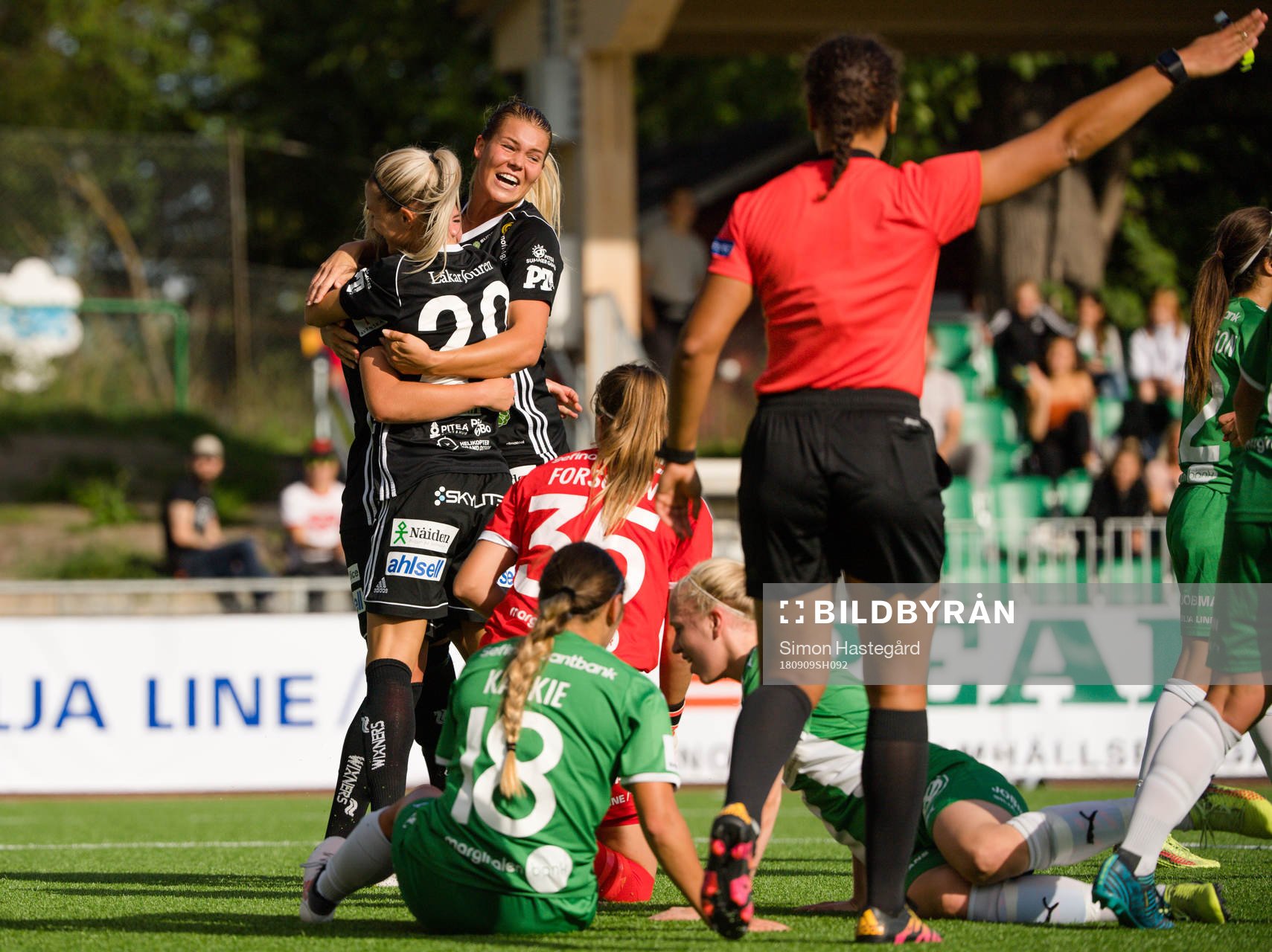 Piteås Nina Jakobsson jublar med  Ellen Löfqvist