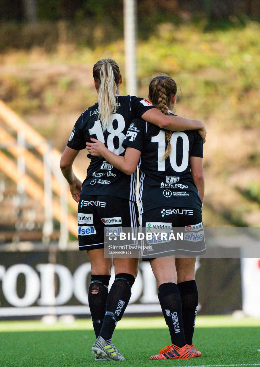 Piteås Nina Jakobsson och Andrea Norheim jublar