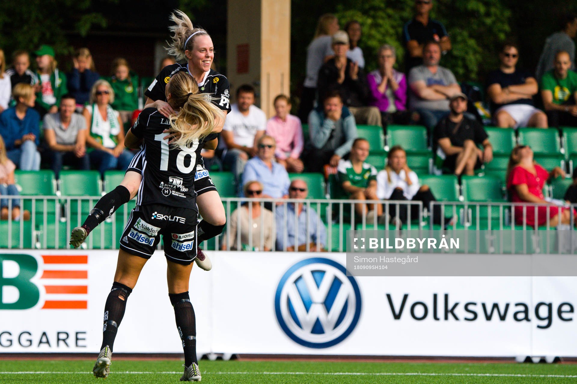 Piteås Cecilia Edlund och Nina Jakobsson jublar