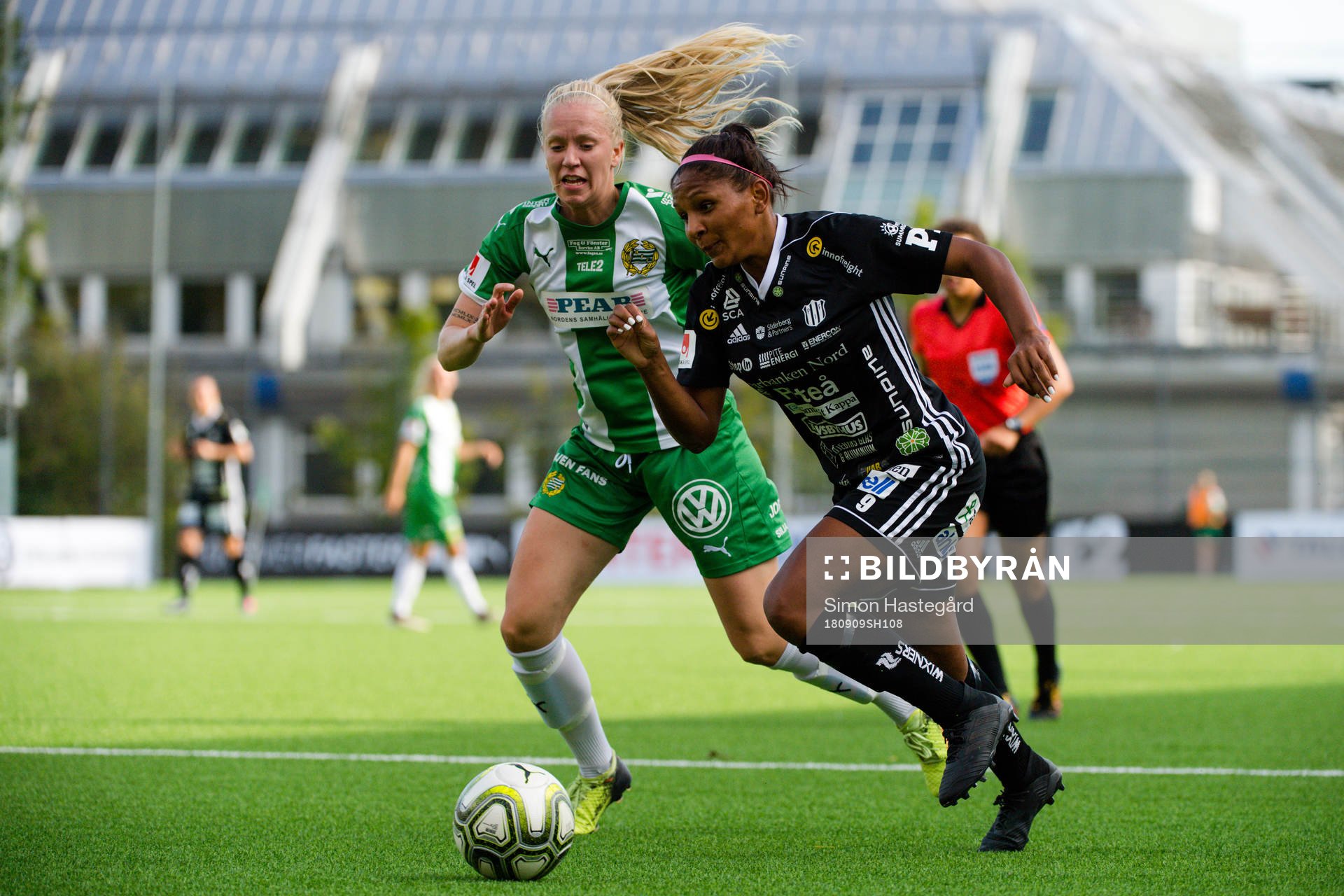 Hammarbys Alexandra Lindberg och Piteås Madelen Janogy