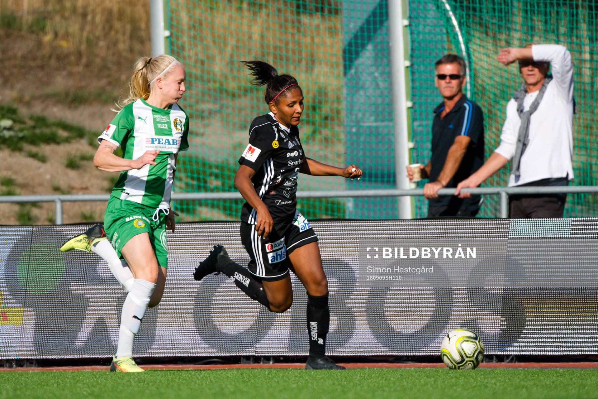 Hammarbys Alexandra Lindberg och Piteås Madelen Janogy