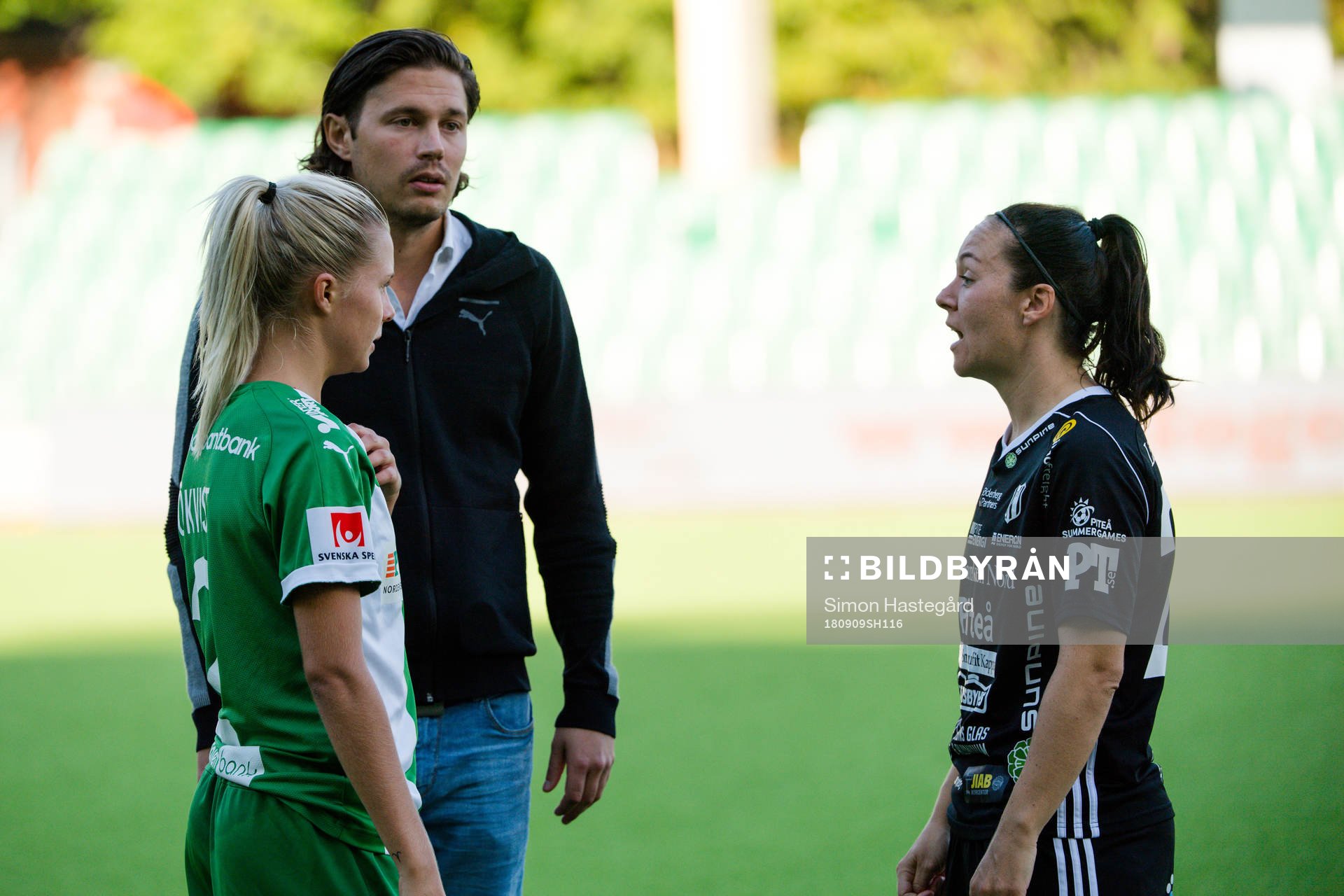 Hammarbys tränare Isak Dahlin och Lotta Ökvist i samtal