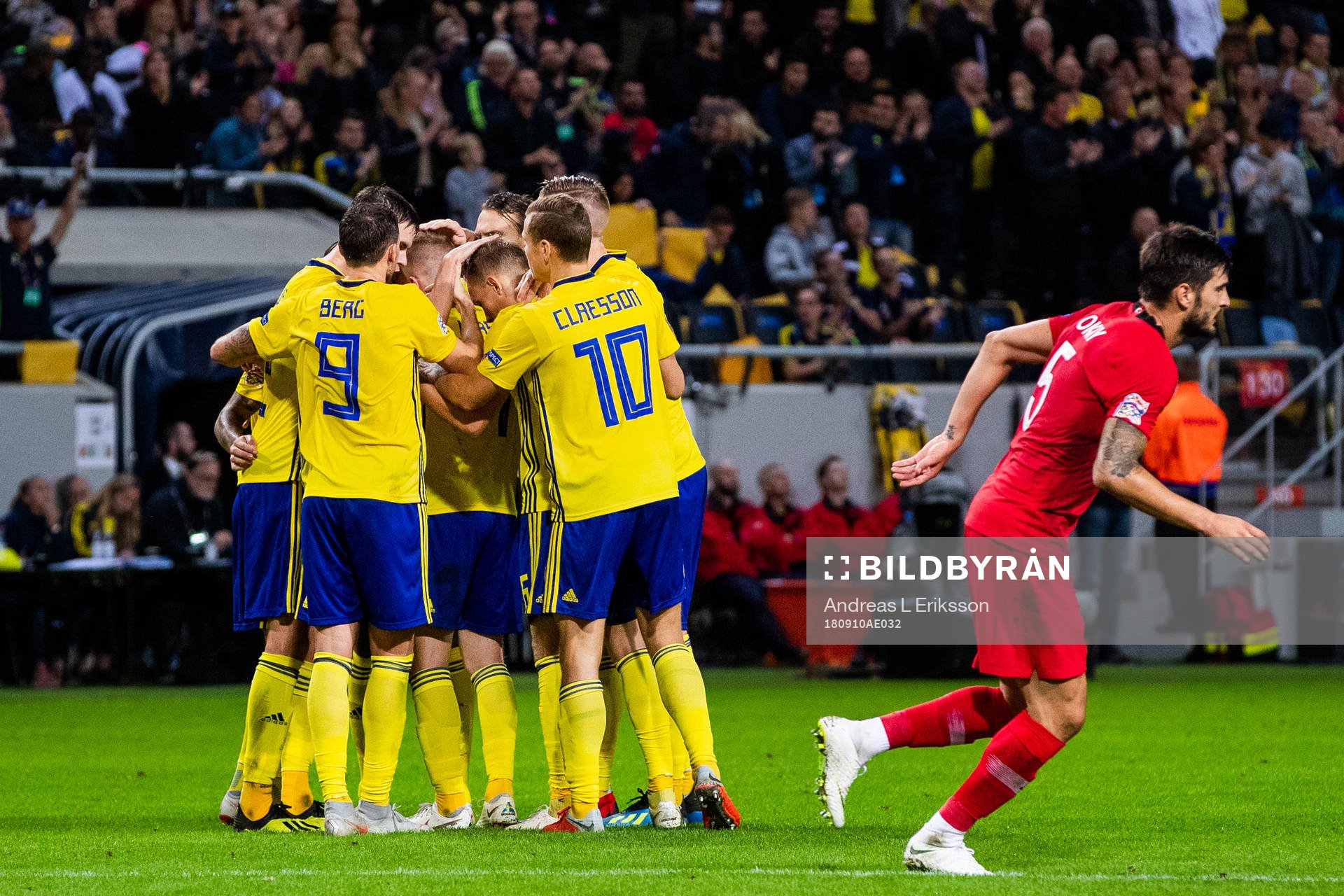 Players of Sweden celebrates