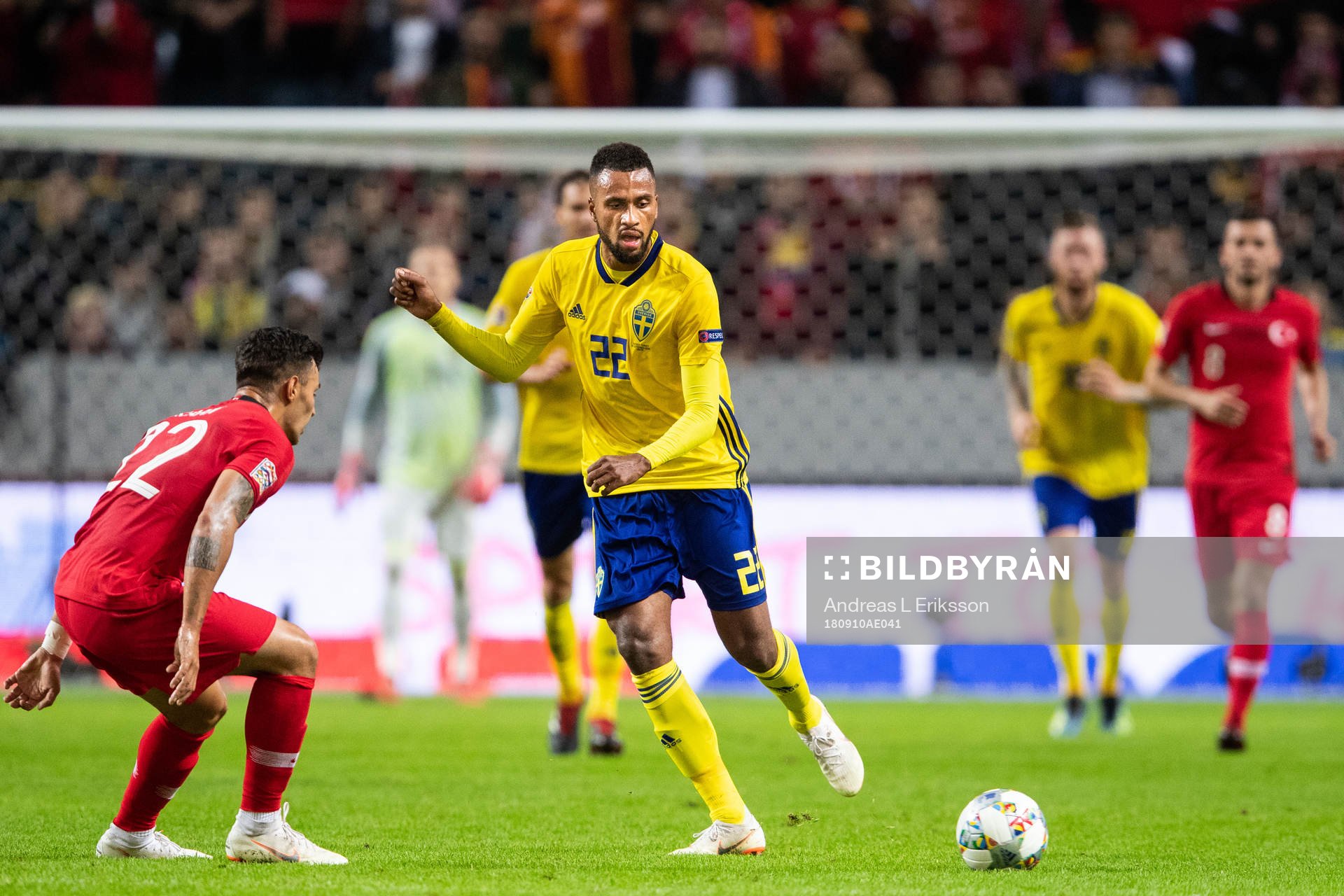 Isaac Kiese Thelin of Sweden and Kaan Ayhan of Turkey