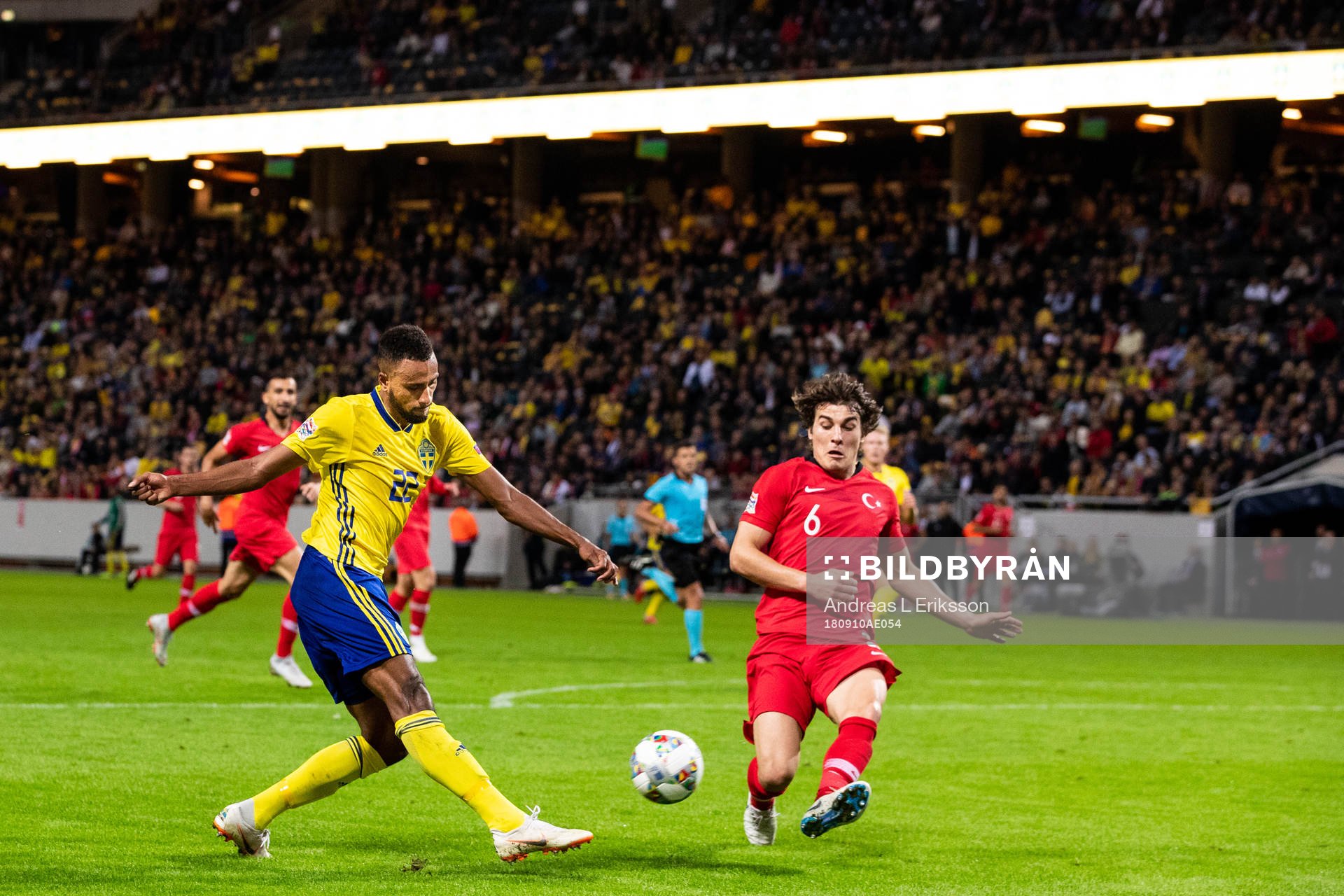 Isaac Kiese Thelin of Sweden and Caglar Söyuncu of Turkey
