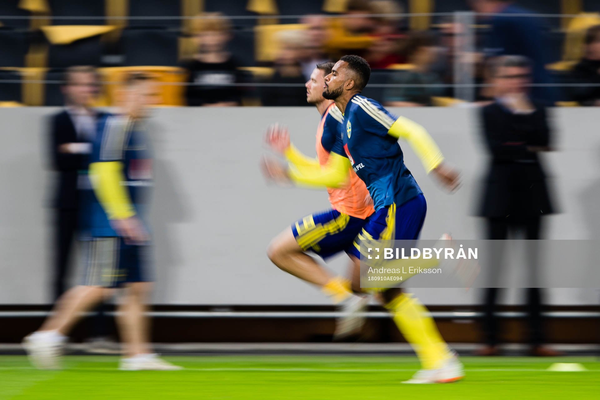 Isaac Kiese Thelin of Sweden prior the Nations League match