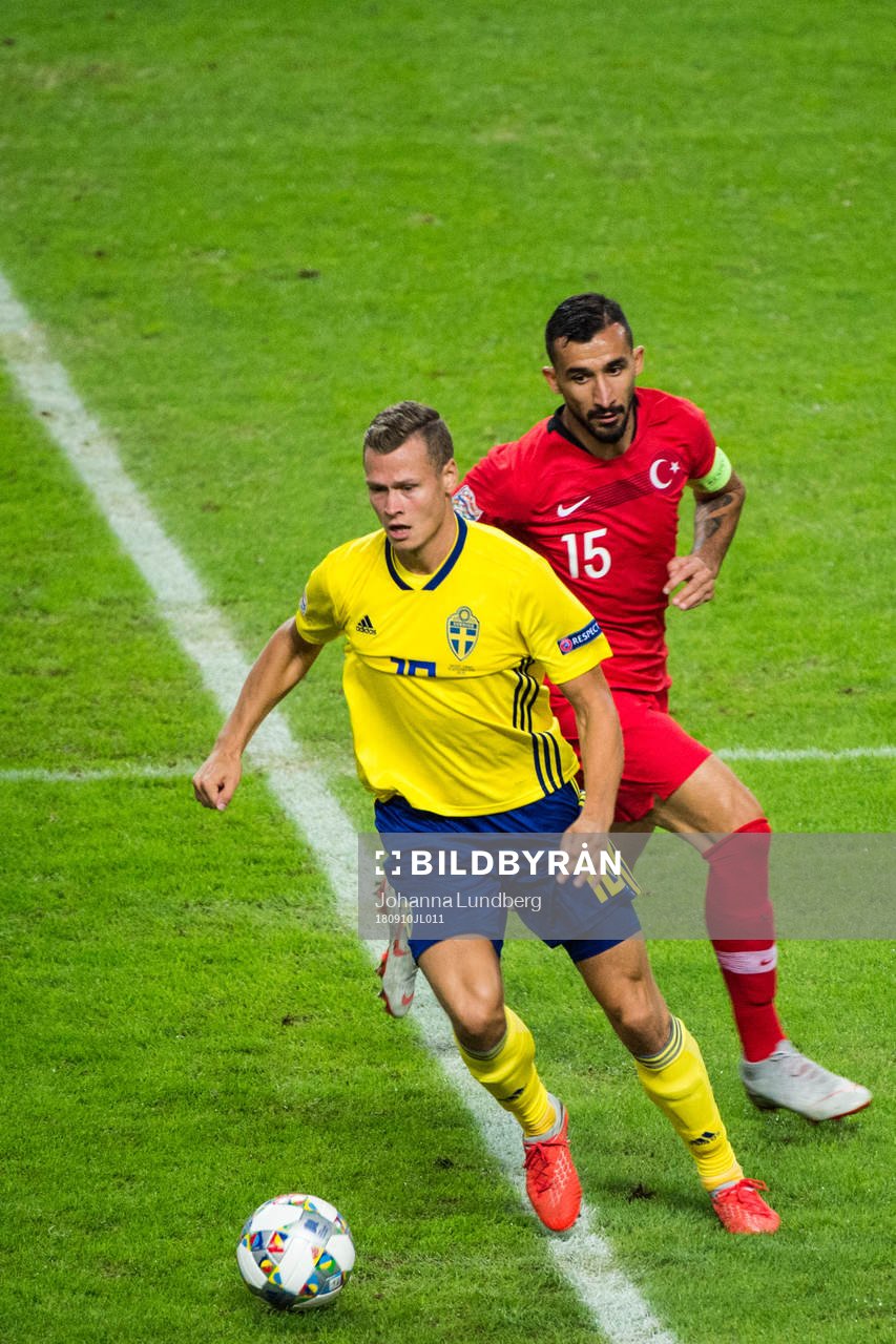 Viktor Claesson of Sweden and Mehmet Topal of Turkey during the Nations League match between Sweden and Turkey on september 10, 2018 in Stockholm.