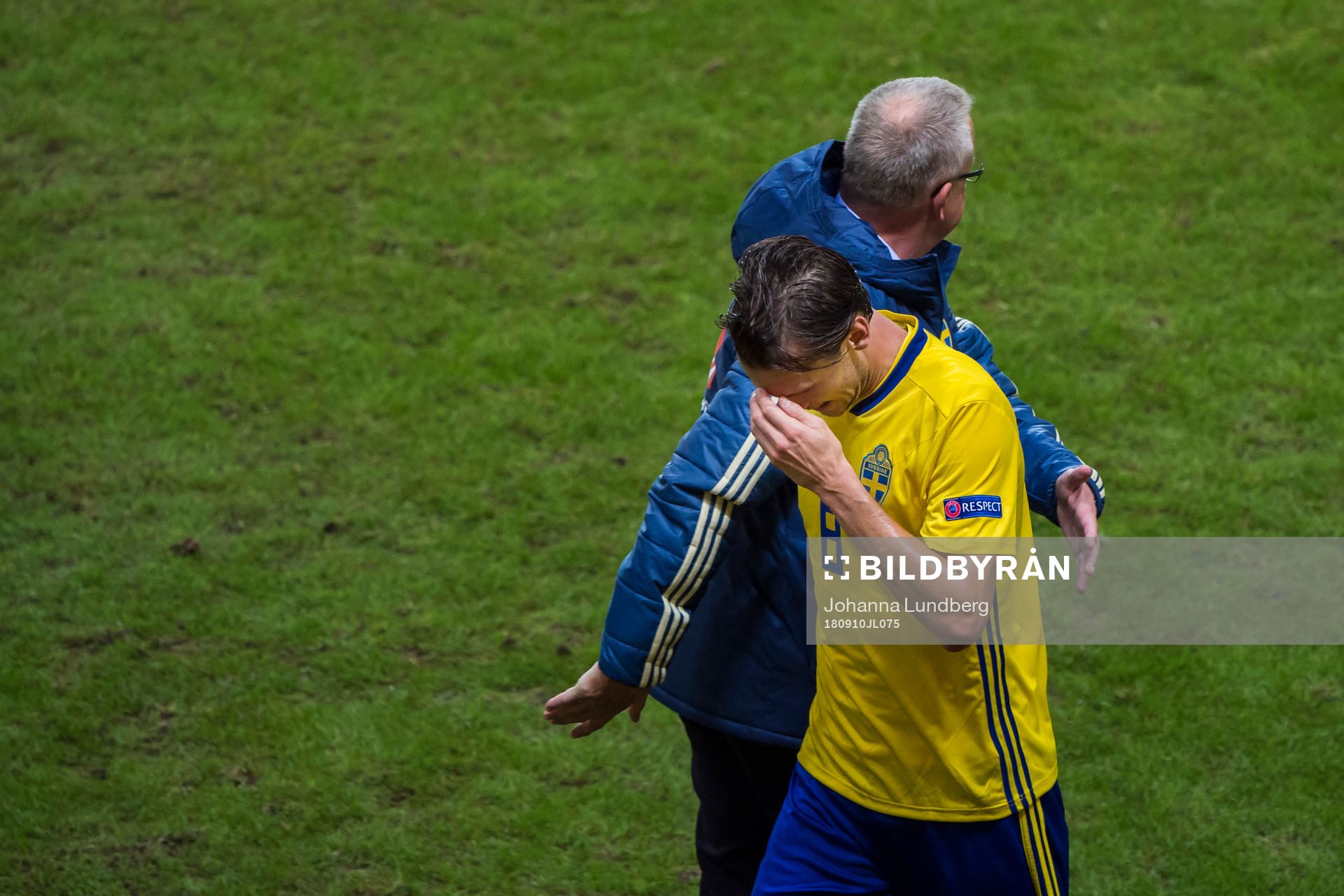 head coach Janne Andersson and Albin Ekdal looks dejected