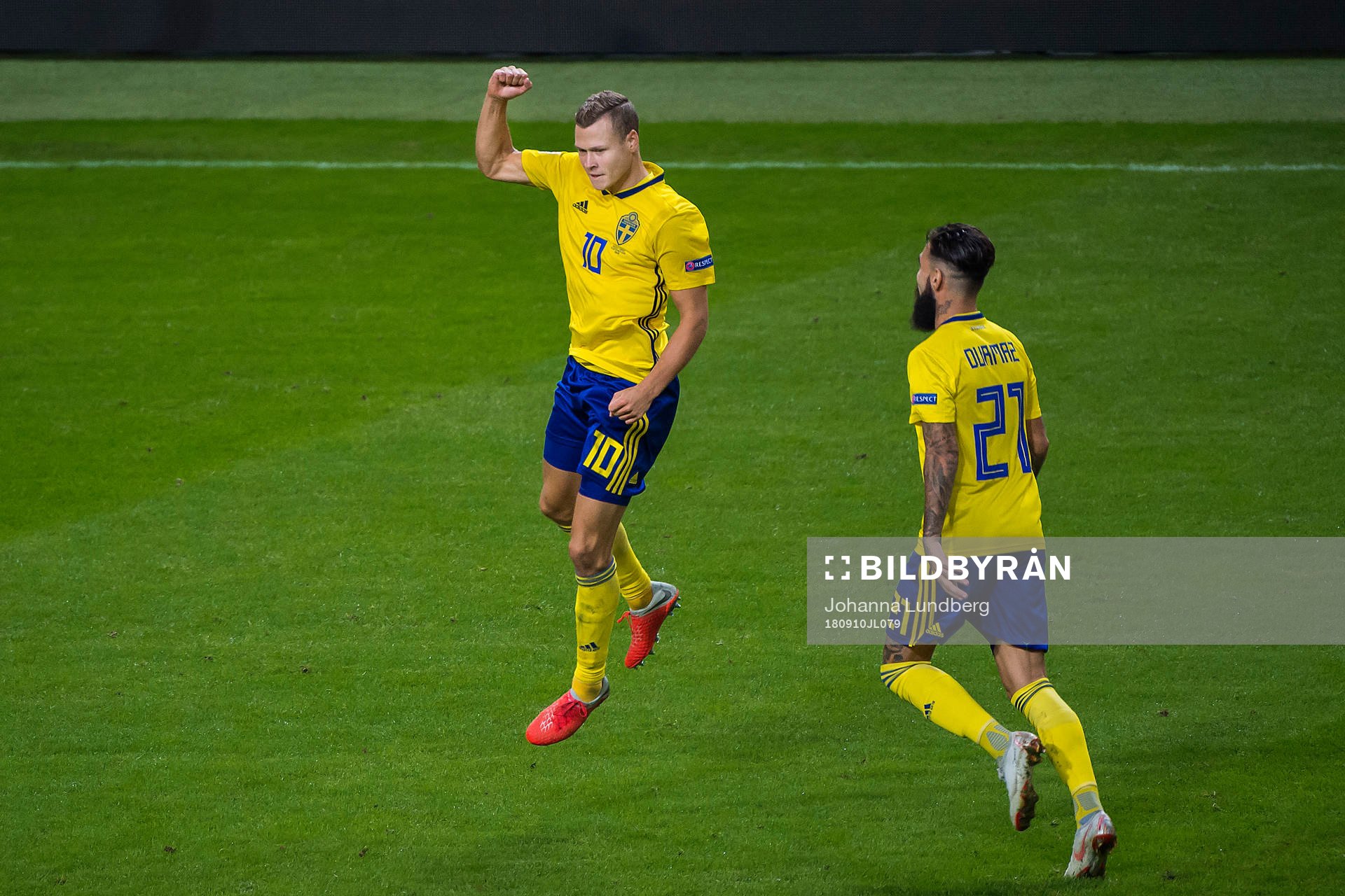 Viktor Claesson of Sweden celebrates with Jimmy Durmaz