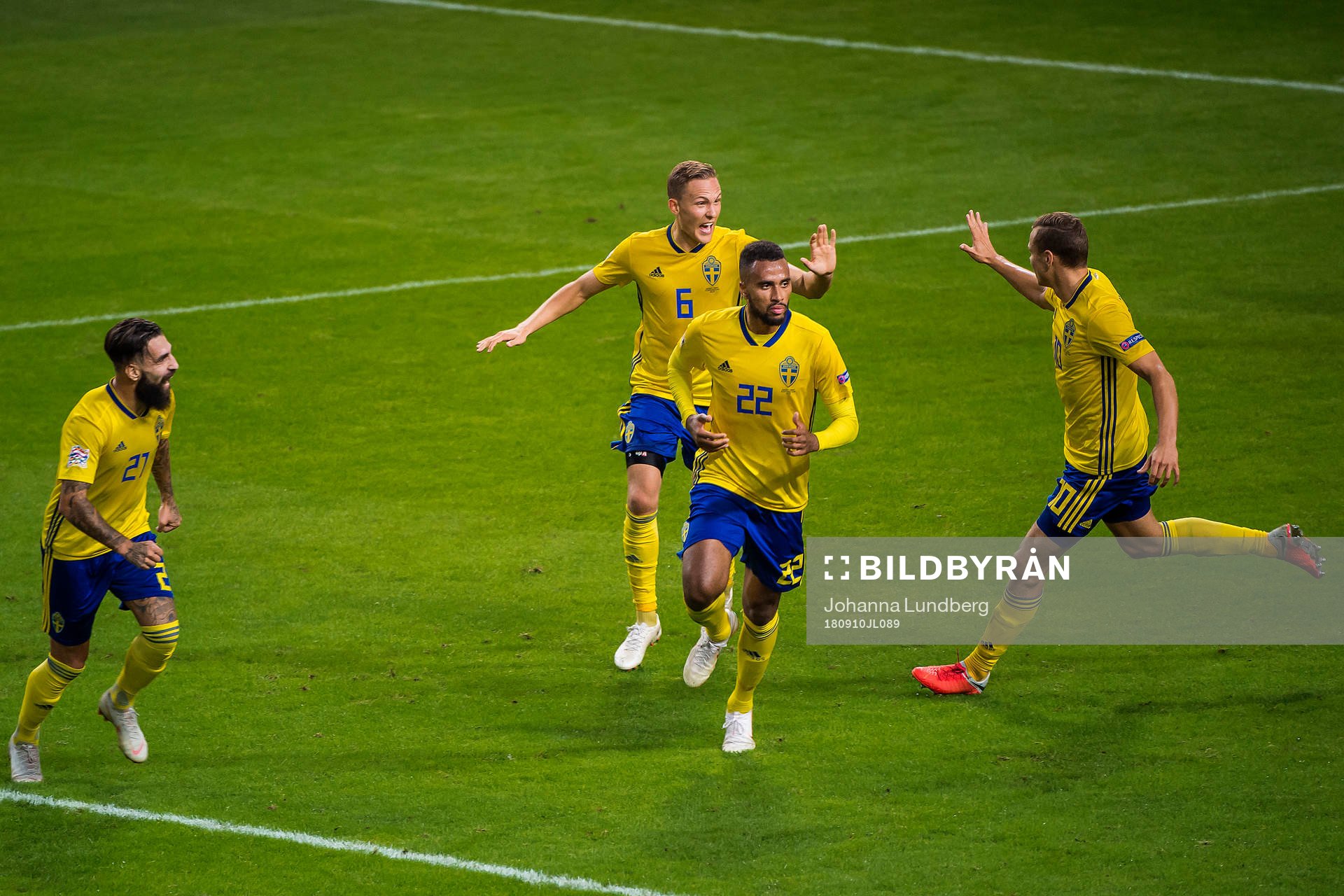 Isaac Kiese Thelin of Sweden celebrates with Jimmy Durmaz, Ludwig Augustinsson and Viktor Claesson after his 1-0 goal during the Nations League match between Sweden and Turkey on september 10, 2018 in Stockholm.