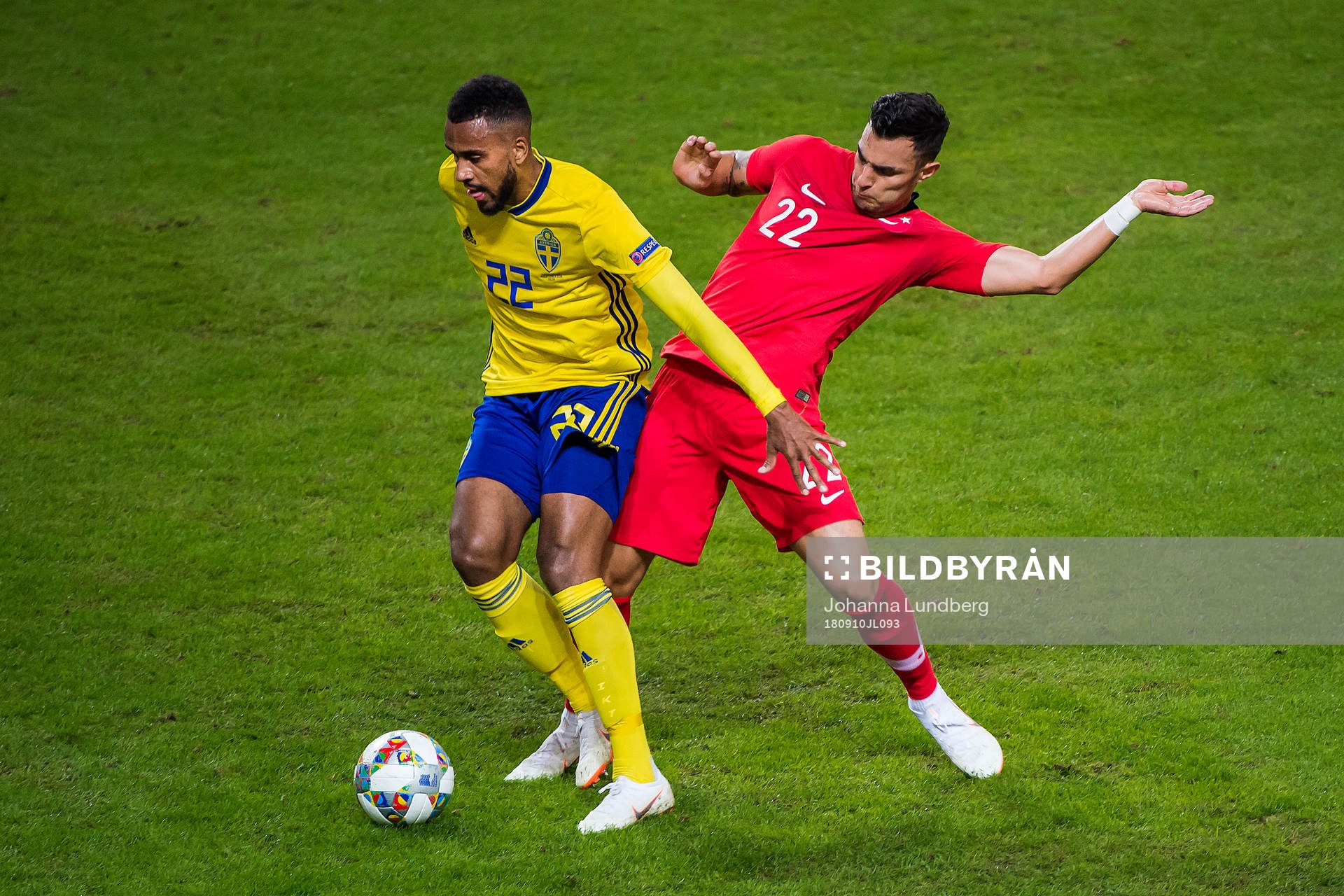 Isaac Kiese Thelin of Sweden and Kaan Ayhan of Turkey