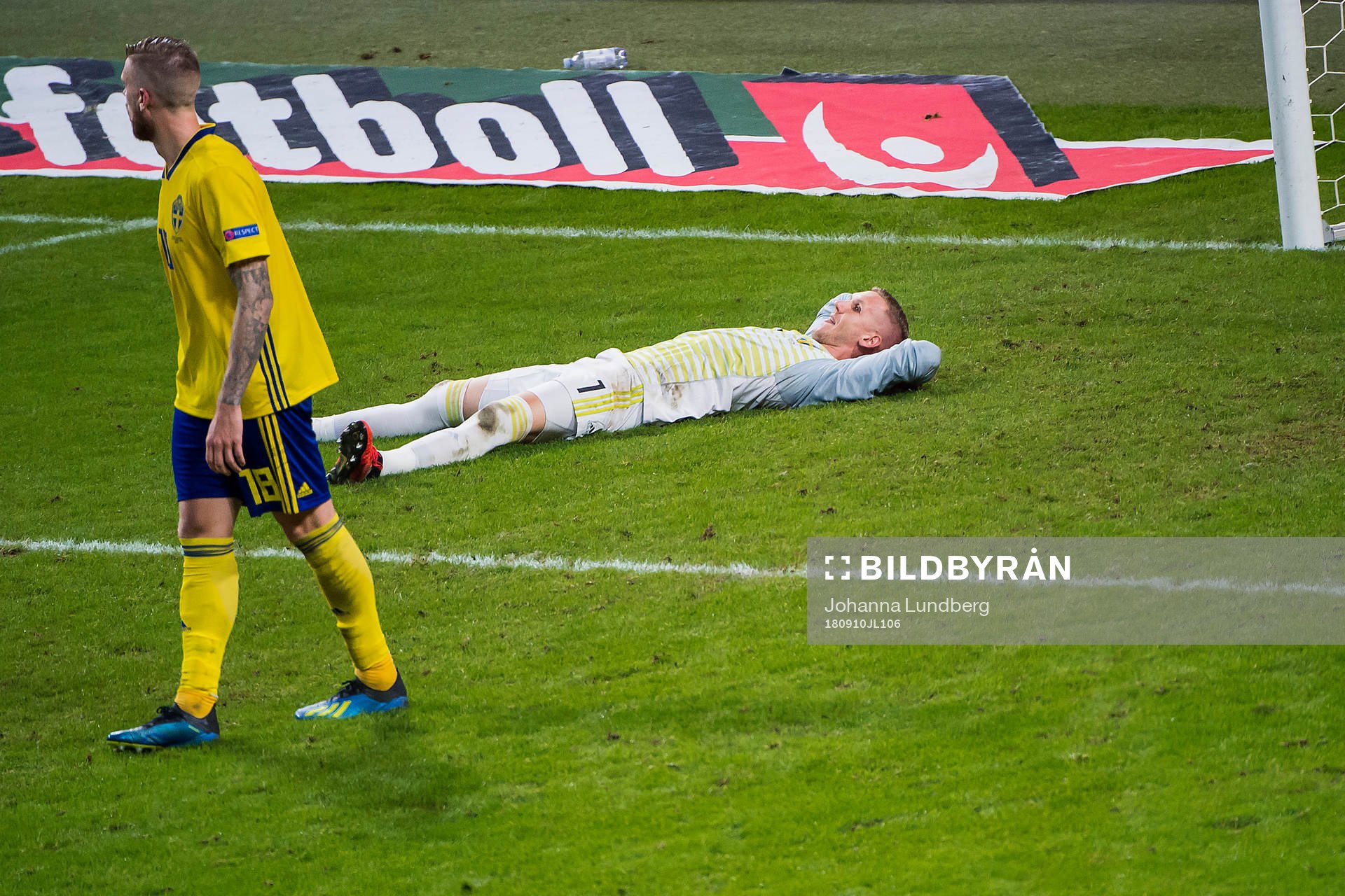 Pontus Jansson and goalkeeper Robin Olsen of Sweden looks