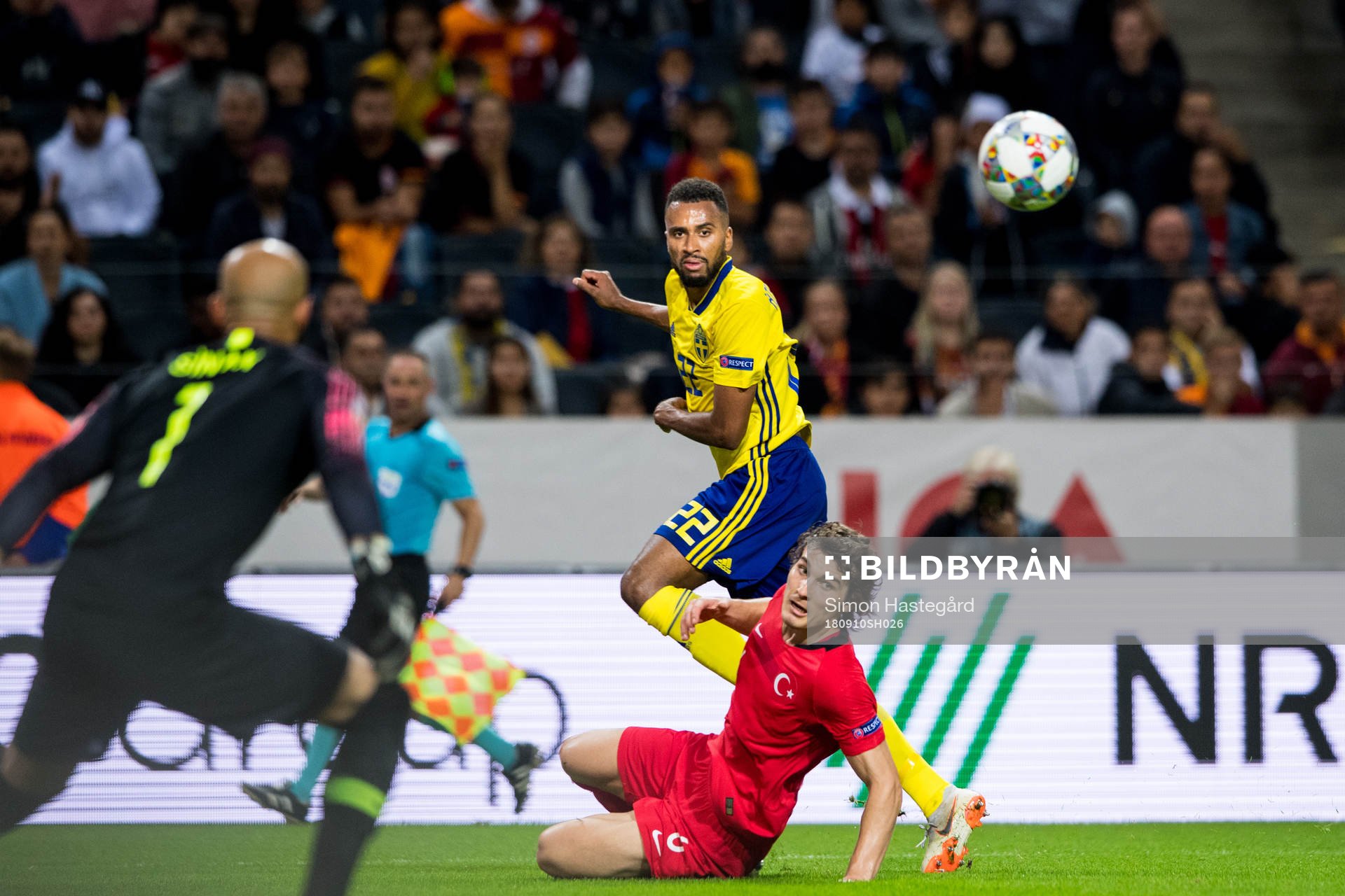 Isaac Kiese Thelin of Sweden and Caglar Söyuncu of Turkey