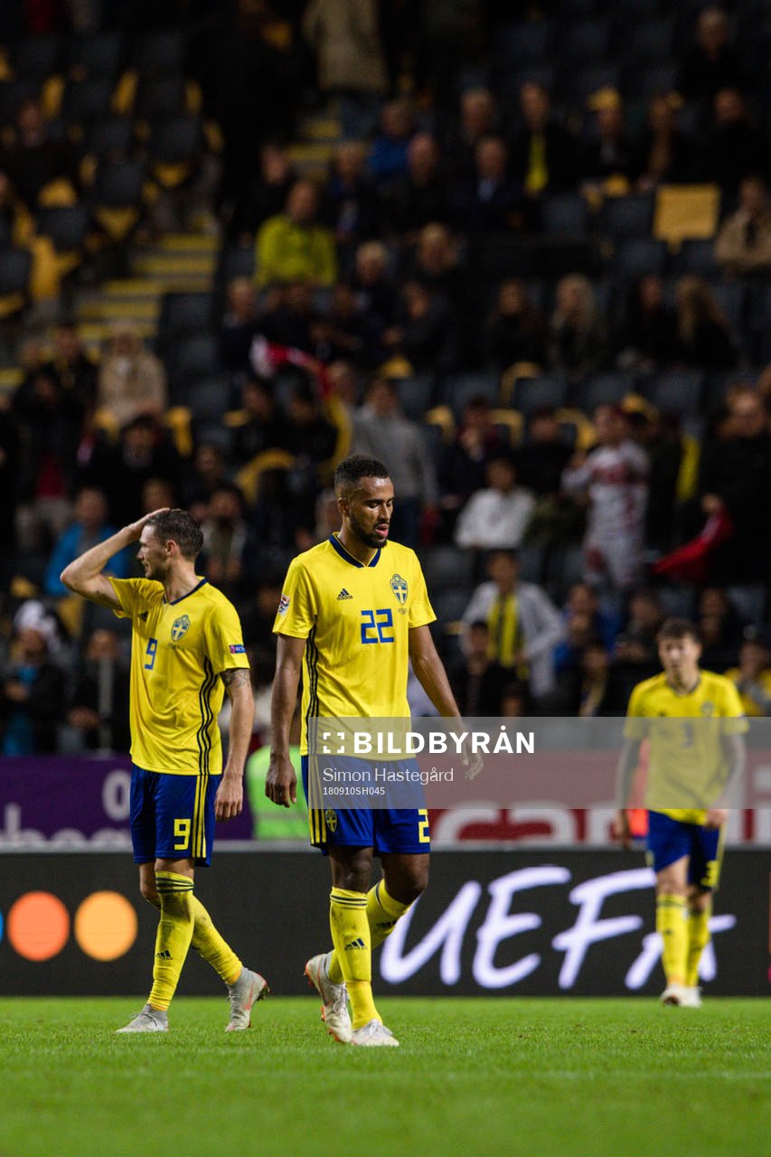 Isaac Kiese Thelin of Sweden looks dejected
