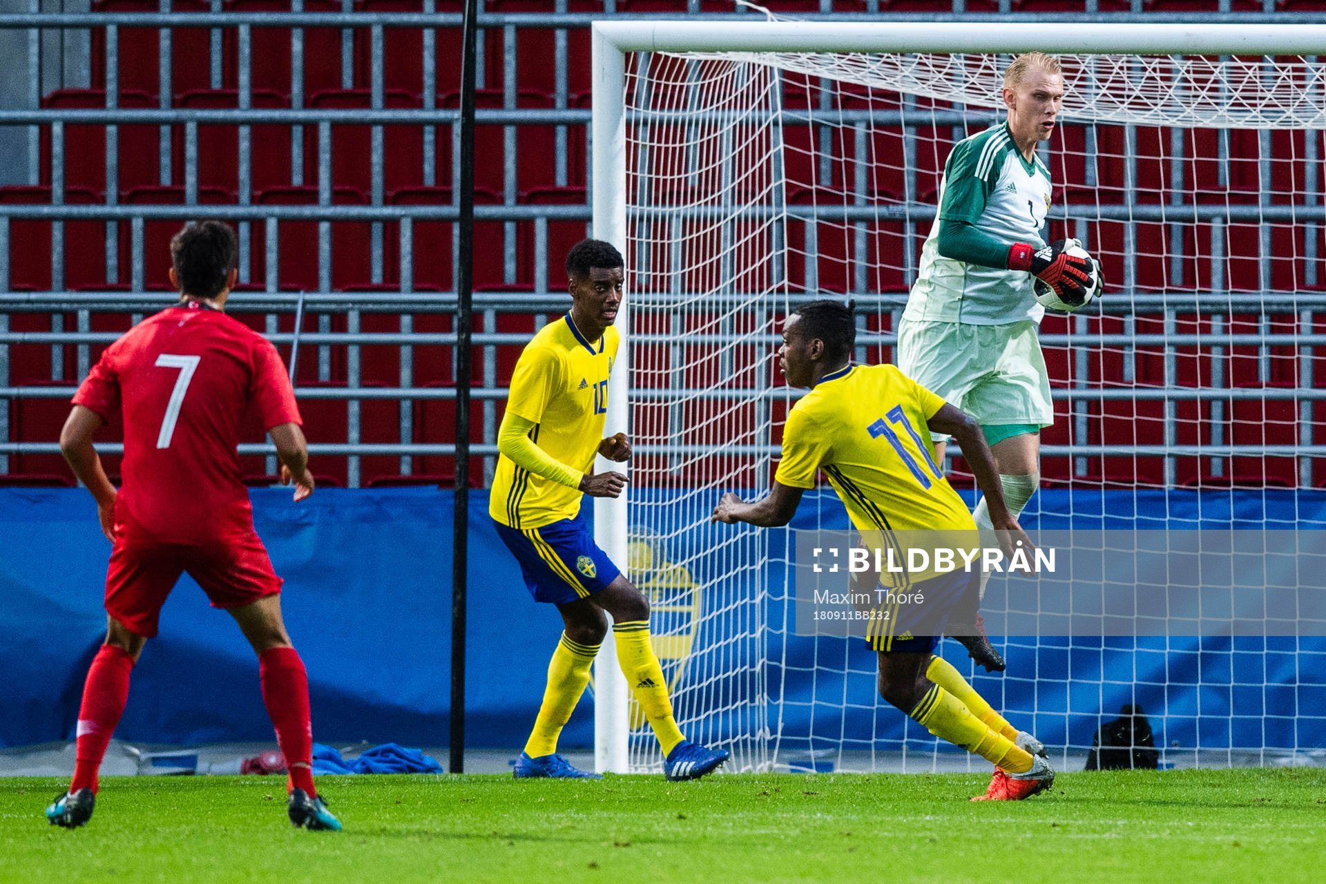 Sveriges målvakt Pontus Dahlberg med en räddning under EM-kvalmatchen i fotboll mellan Sverige och Turkiet den 11 september 2018 i Helsingborg.