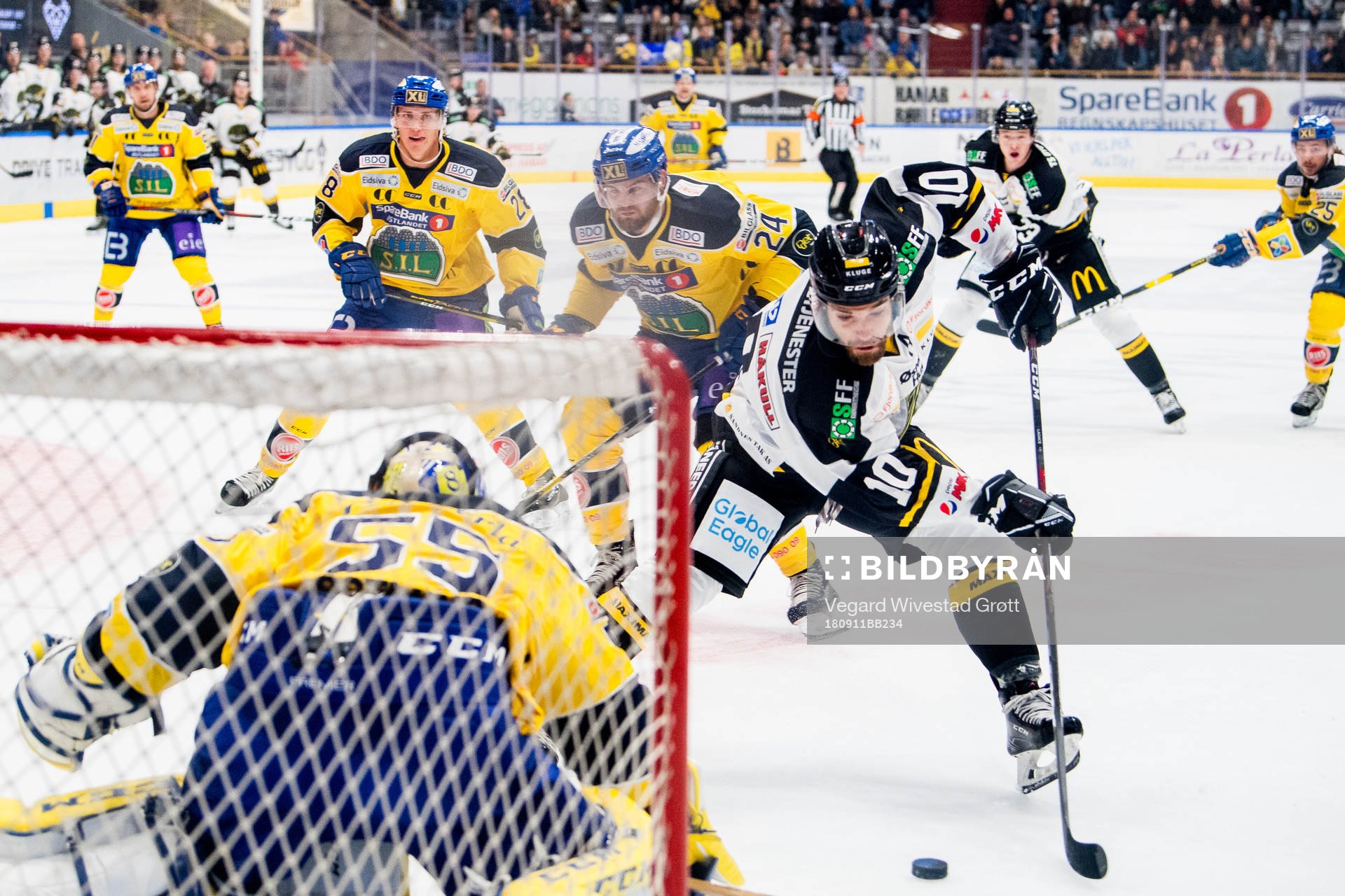Jacob Lagacé of Stavanger Oilers scores 0-1