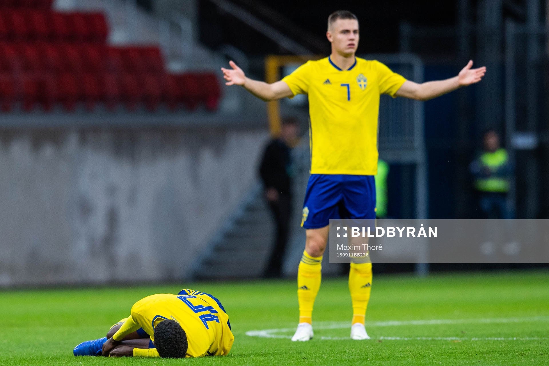 Sveriges Mattias Svanberg reagerar när Alexander Isak