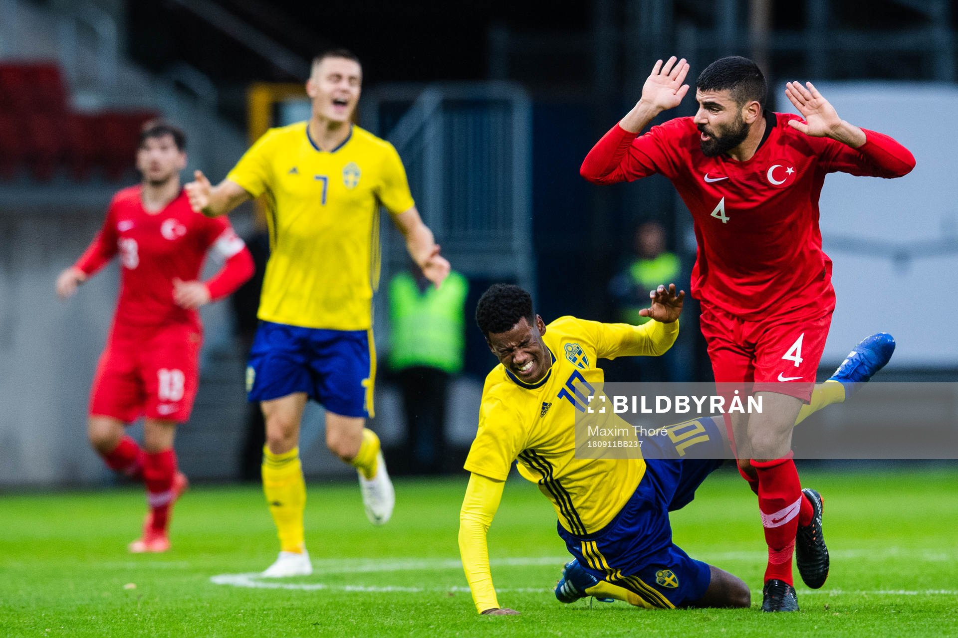 Sveriges Alexander Isak och Turkiets Dail Demirbag i kamp