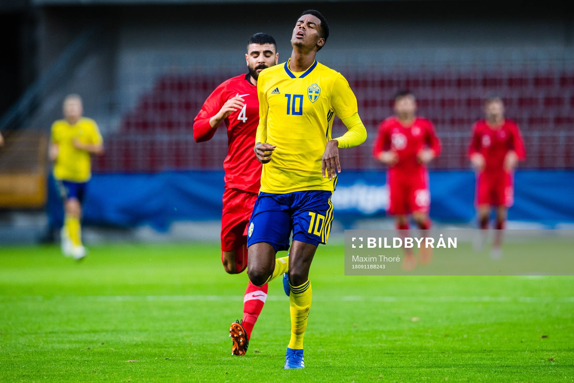 Sveriges Alexander Isak deppar