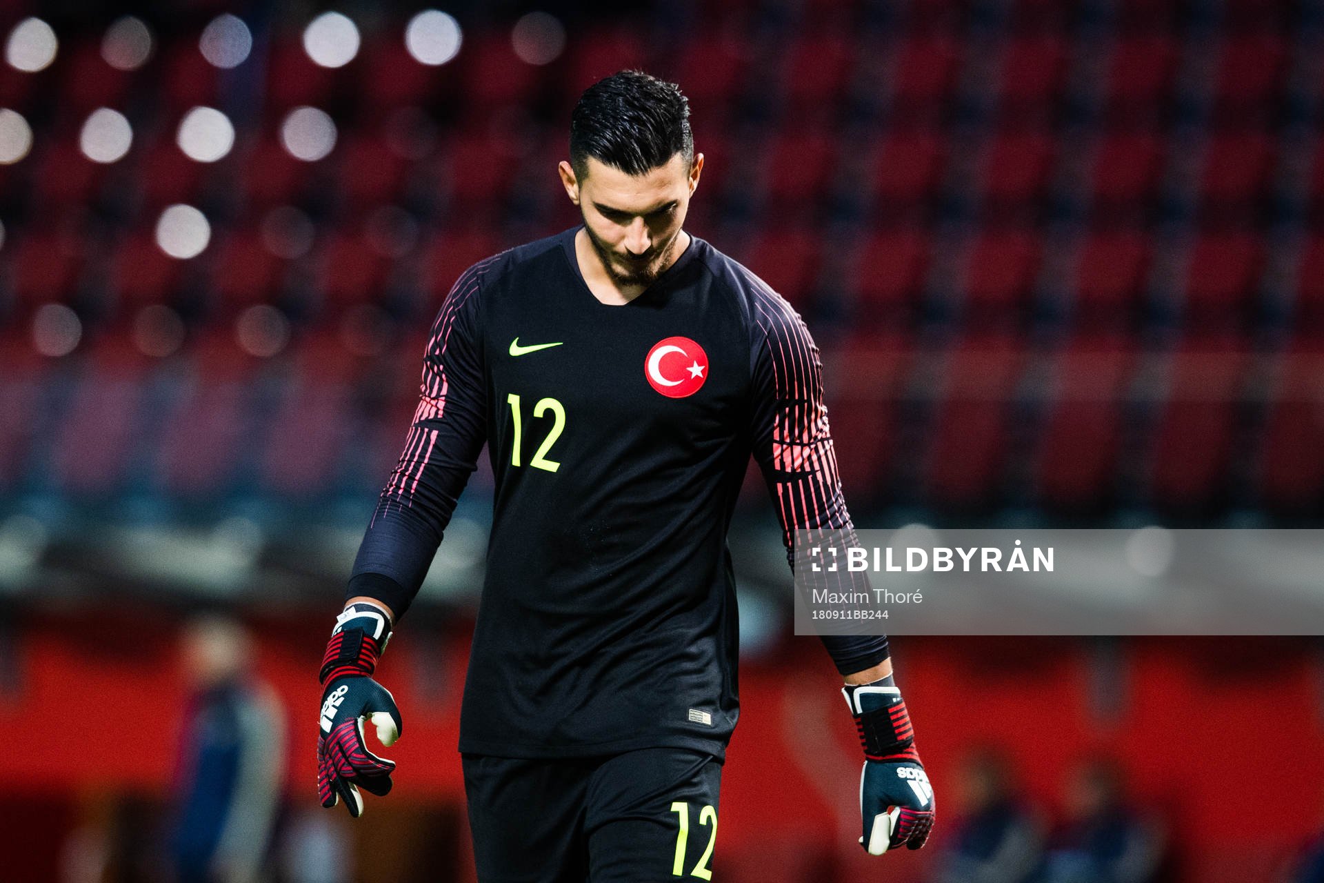 Turkiets målvakt Ugurcan Cakir deppar