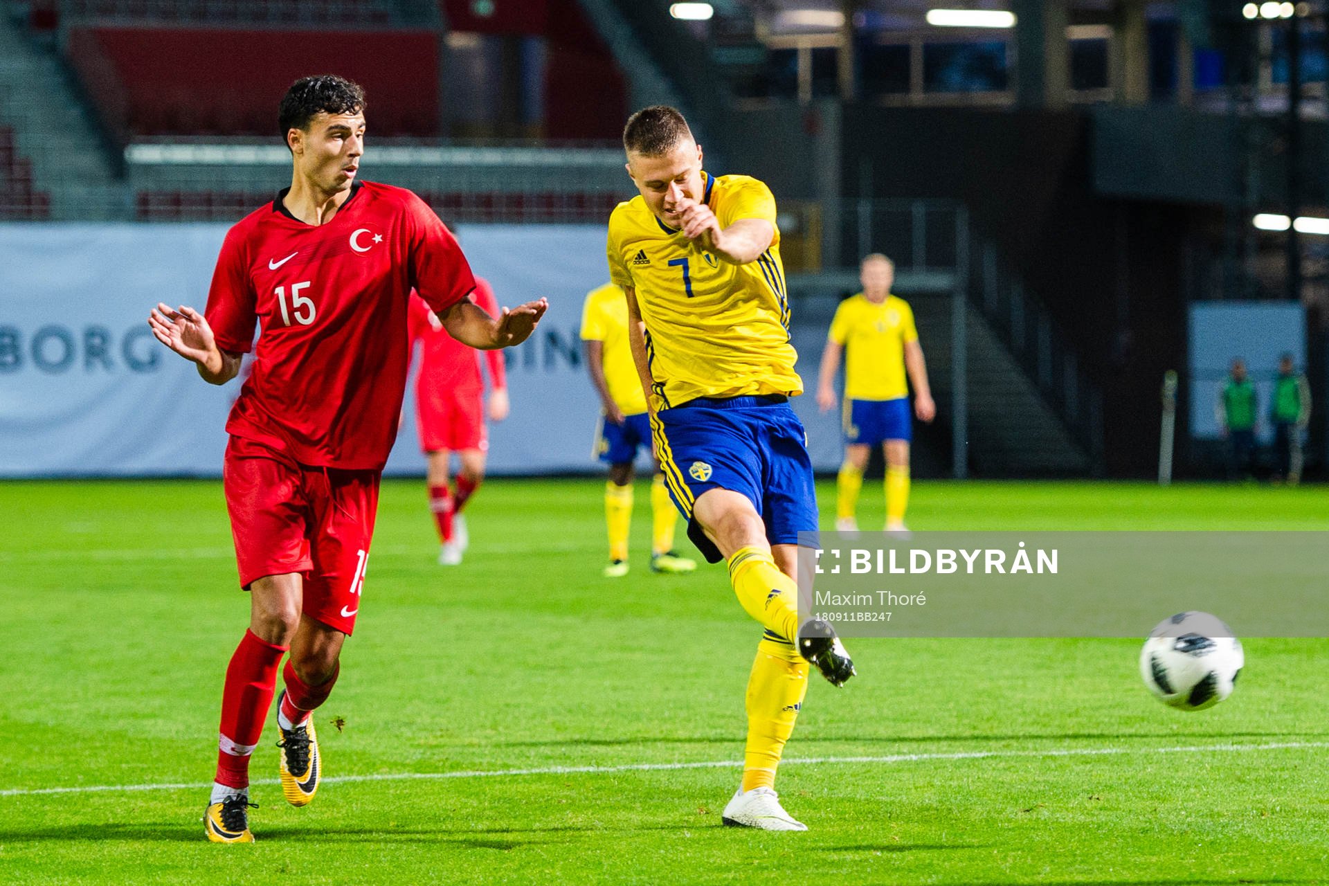 Sveriges Mattias Svanberg skjuter
