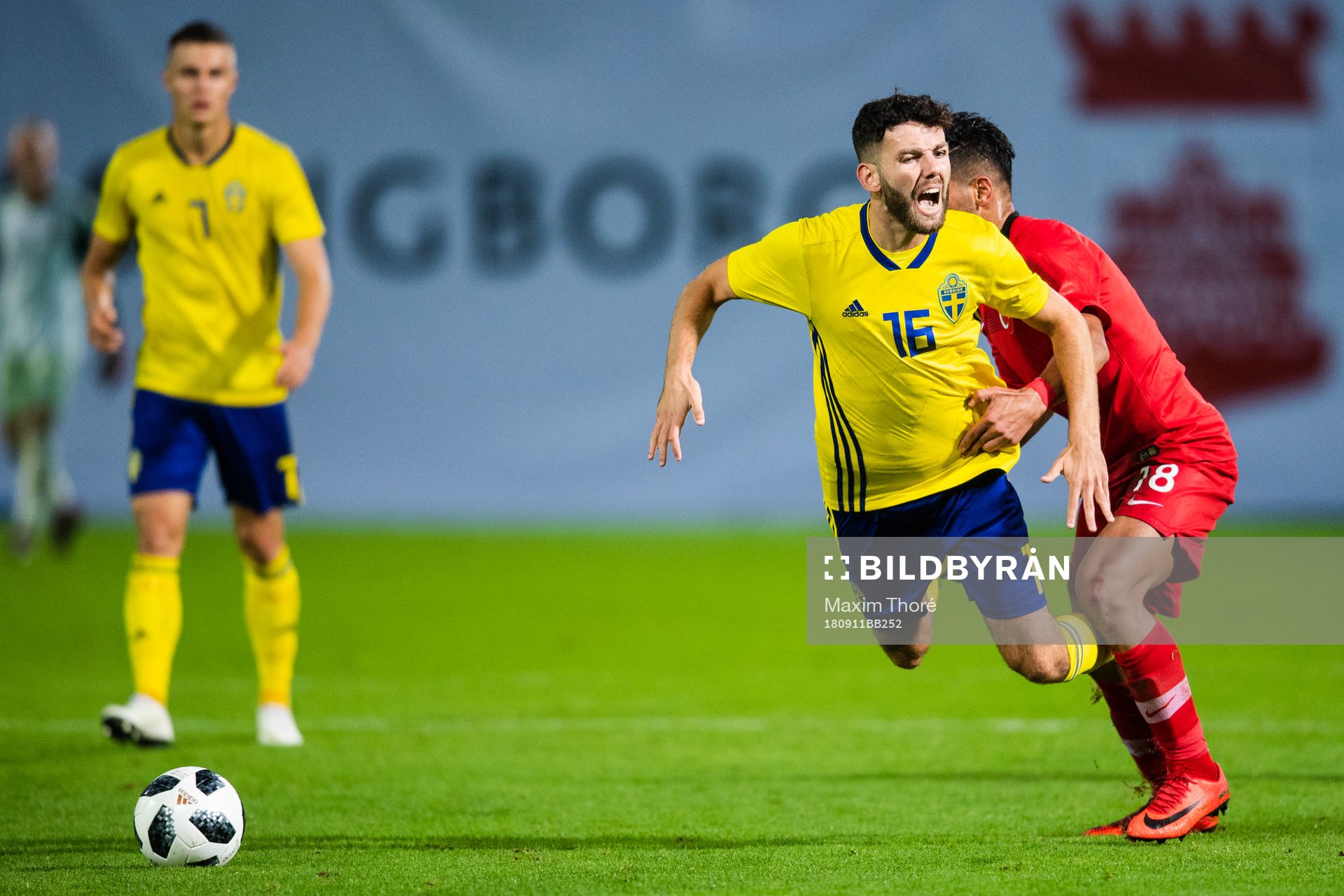 Turkiets Abdurrahim Dursun och Sveriges Erdal Rakip under EM-kvalmatchen i fotboll mellan Sverige och Turkiet den 11 september 2018 i Helsingborg.
