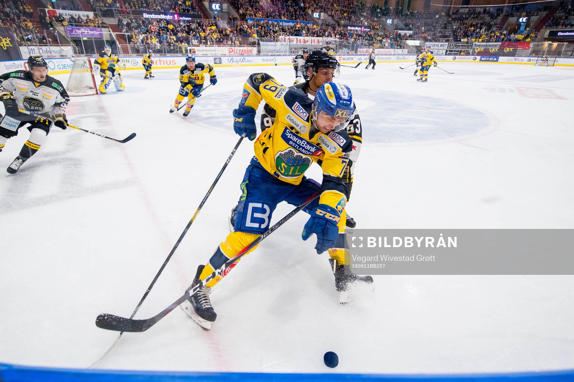 Andreas Aanonli Øksnes of Storhamar and Markus Søberg of