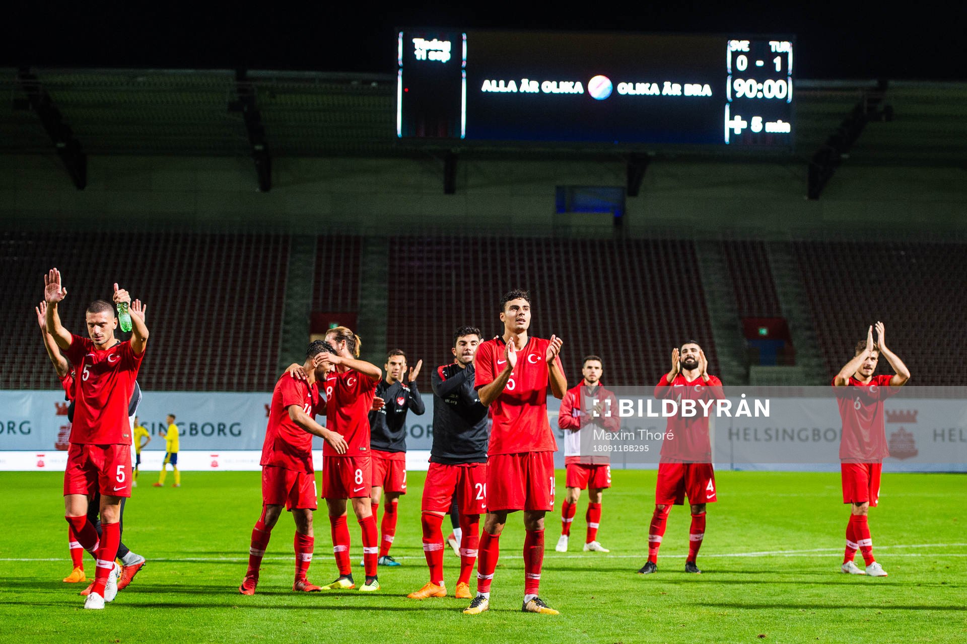 Turkiets Merih Demiral och Dorukhan Toköz jublar