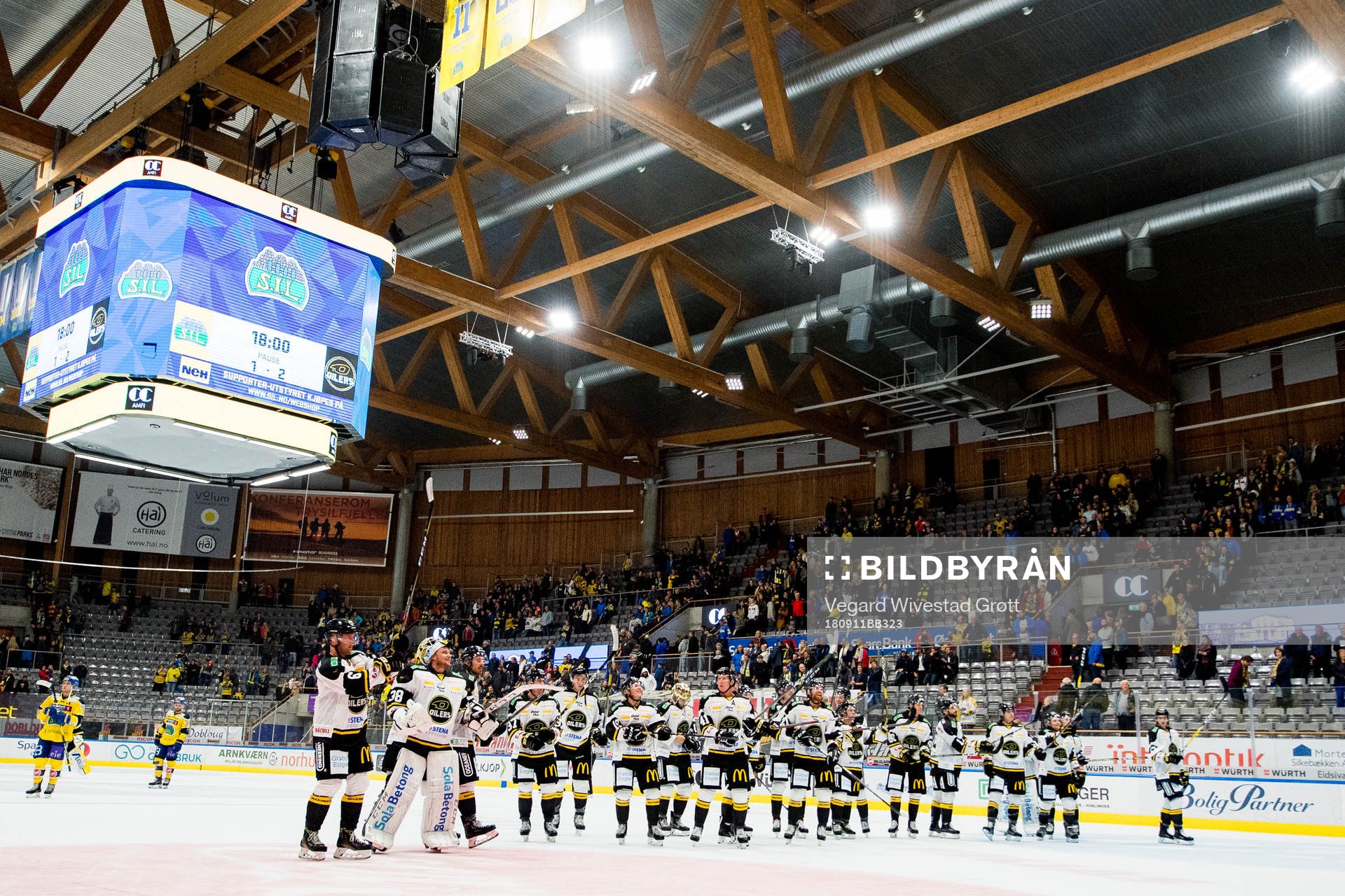 Players of Stavanger Oilers celebrate