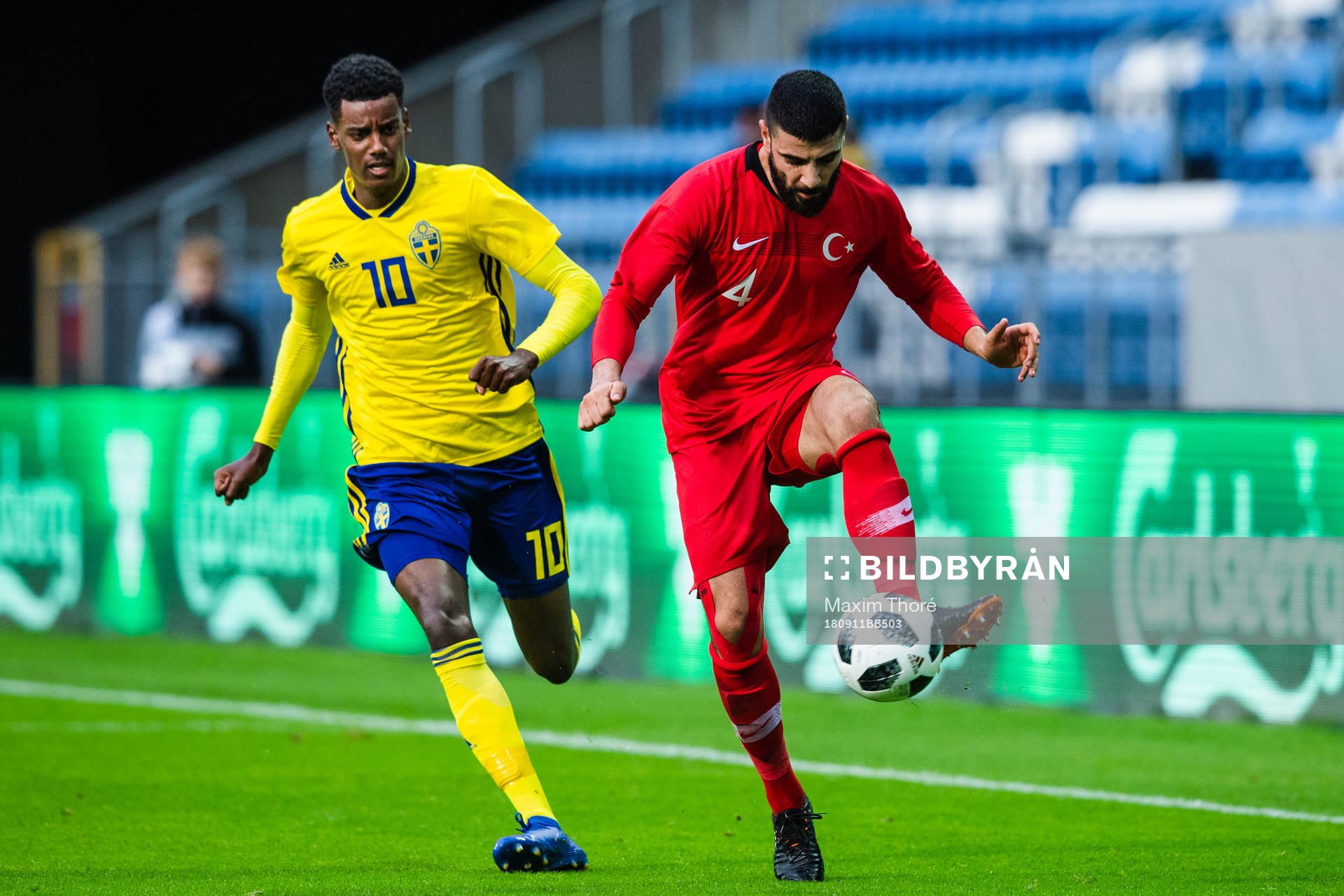Sveriges Alexander Isak och Turkiets Dail Demirbag