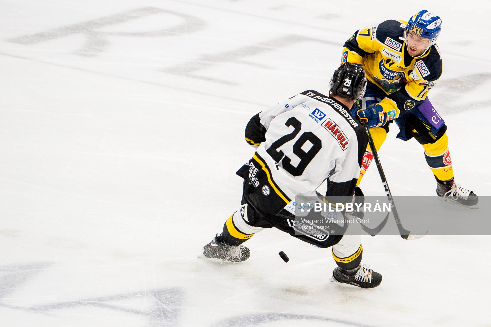 Philip Anthony Lane of Stavanger Oilers and Eirik Østrem