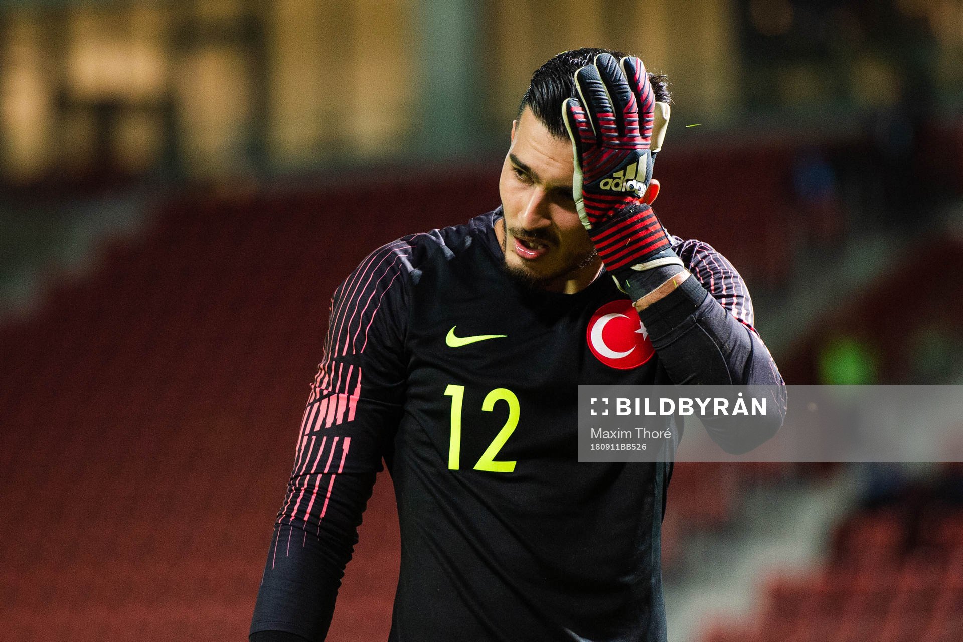 Turkiets målvakt Ugurcan Cakir tar sig mot huvudet