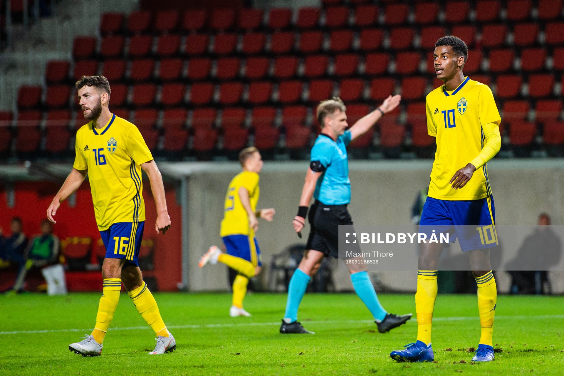 Sveriges Erdal Rakip och Alexander Isak deppar