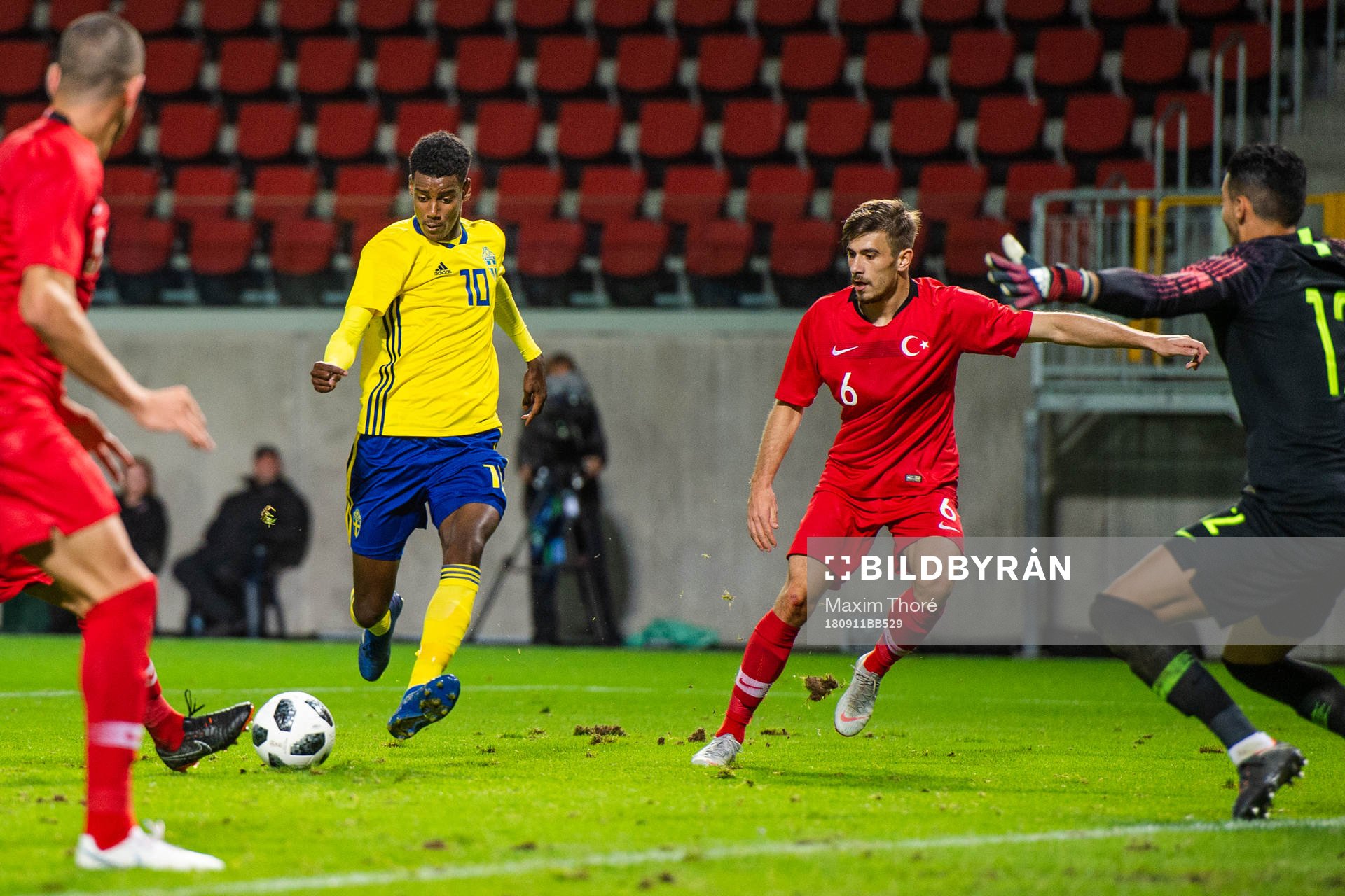 Sveriges Alexander Isak utmanar Turkiets Dorukhan Toköz