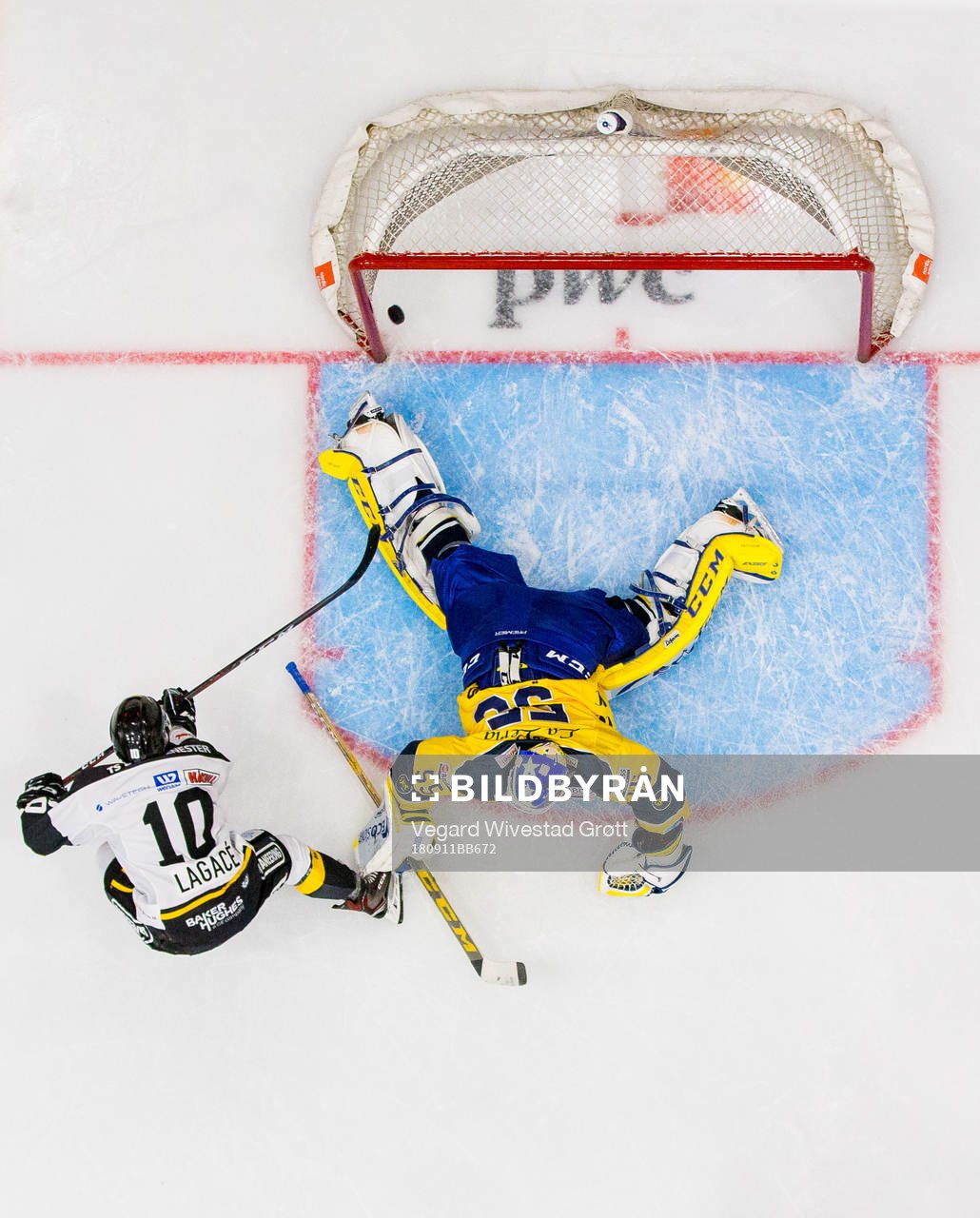 Jacob Lagacé of Stavanger Oilers scores 0-1 behind
