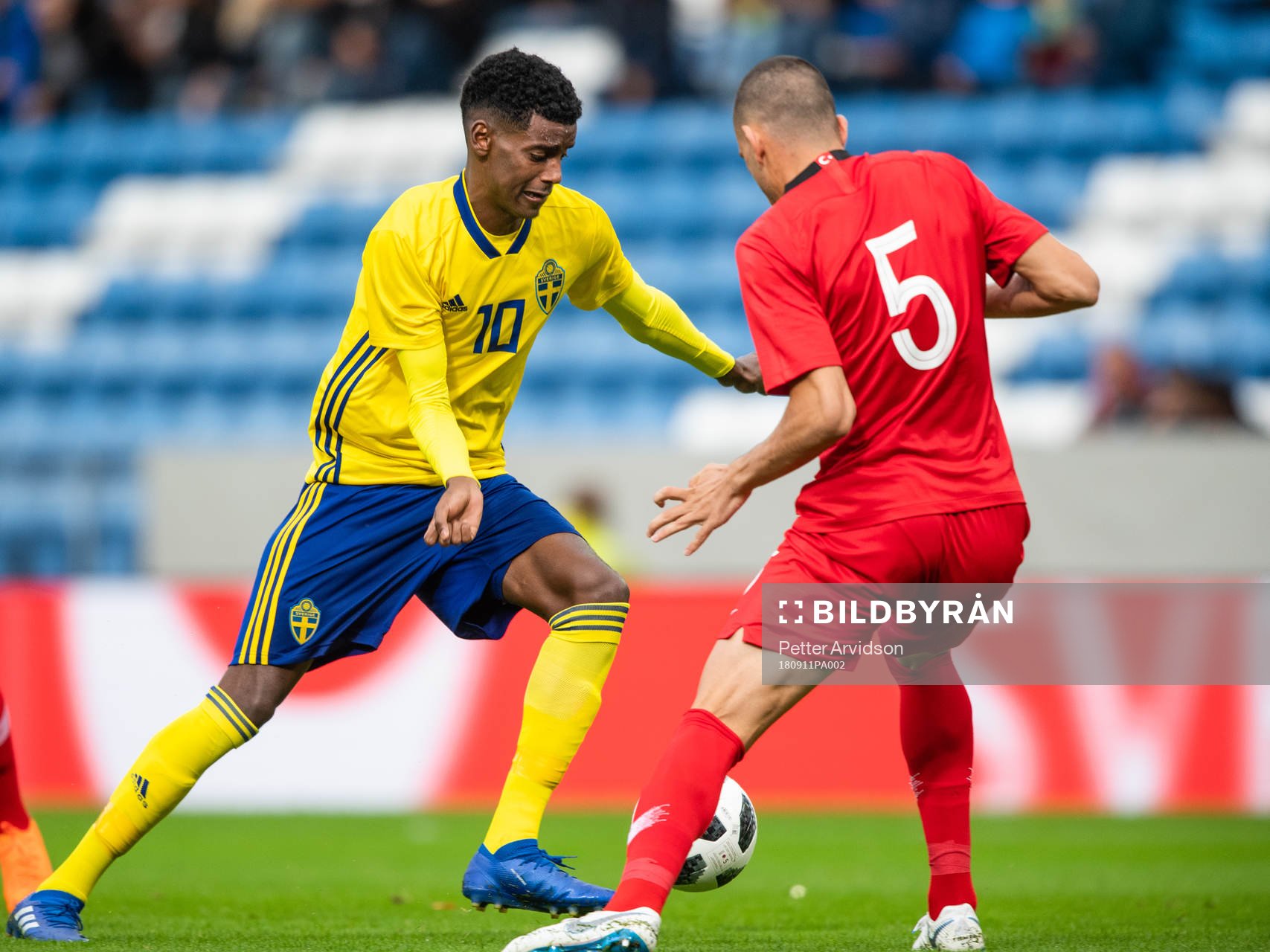 Sveriges Alexander Isak utmanar Turkiets Merih Demiral