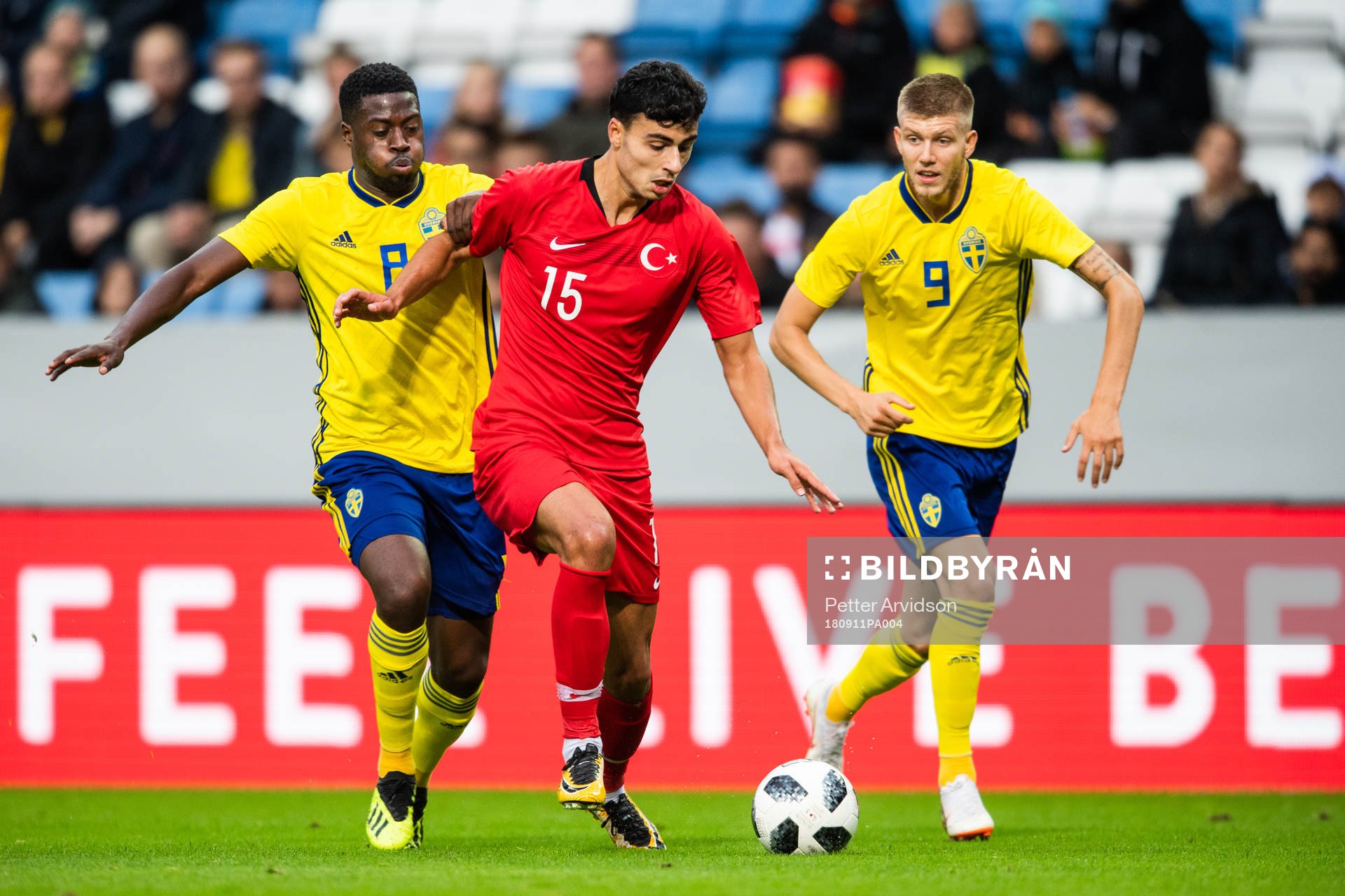 Sveriges Isak Ssewankambo och Anton Salétros i kamp om
