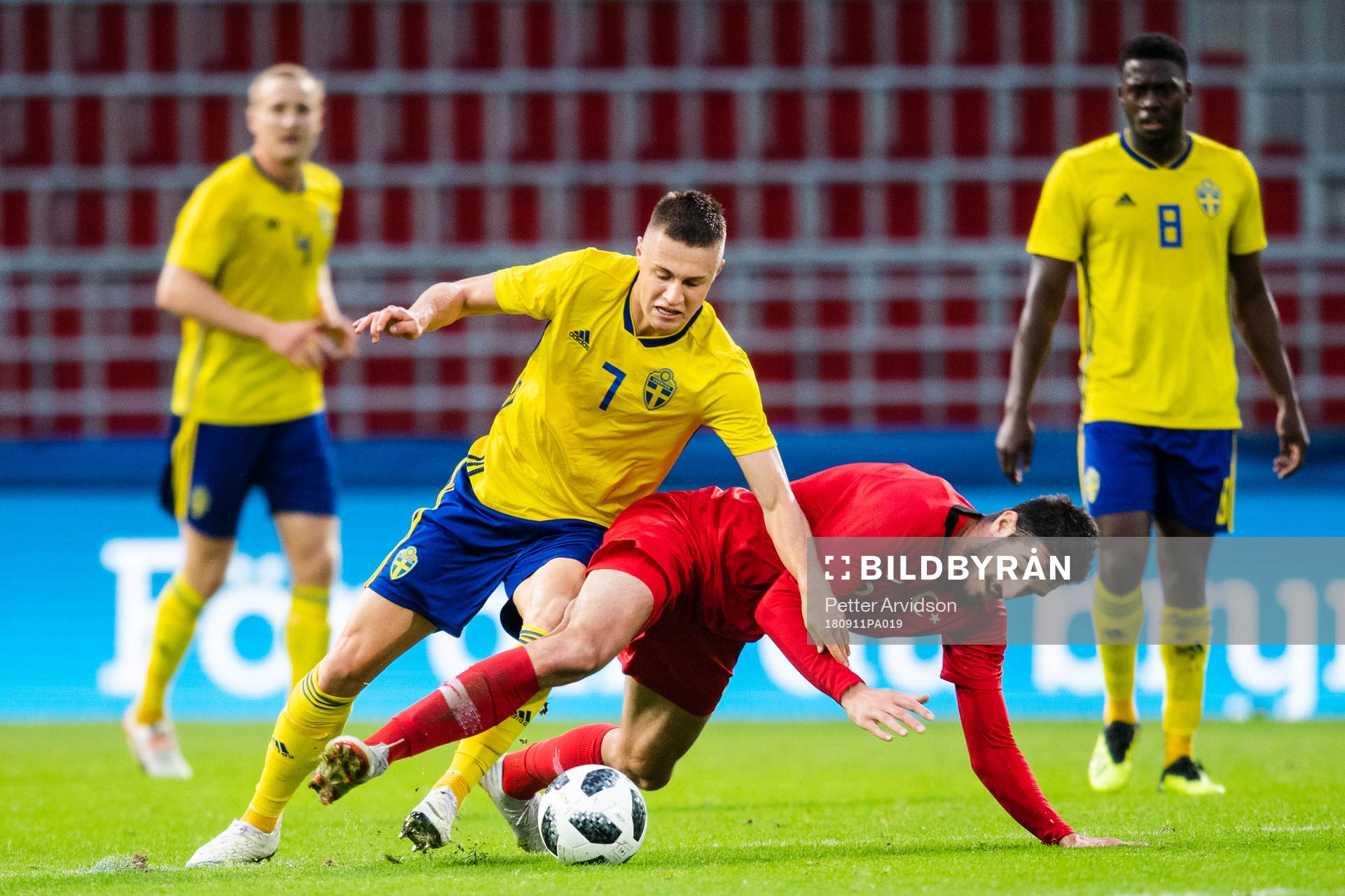 Sveriges Mattias Svanberg faller i kamp med Turkiets Kubilay Kanatsizkus under EM-kvalmatchen i fotboll mellan Sverige och Turkiet den 11 september 2018 i Helsingborg.