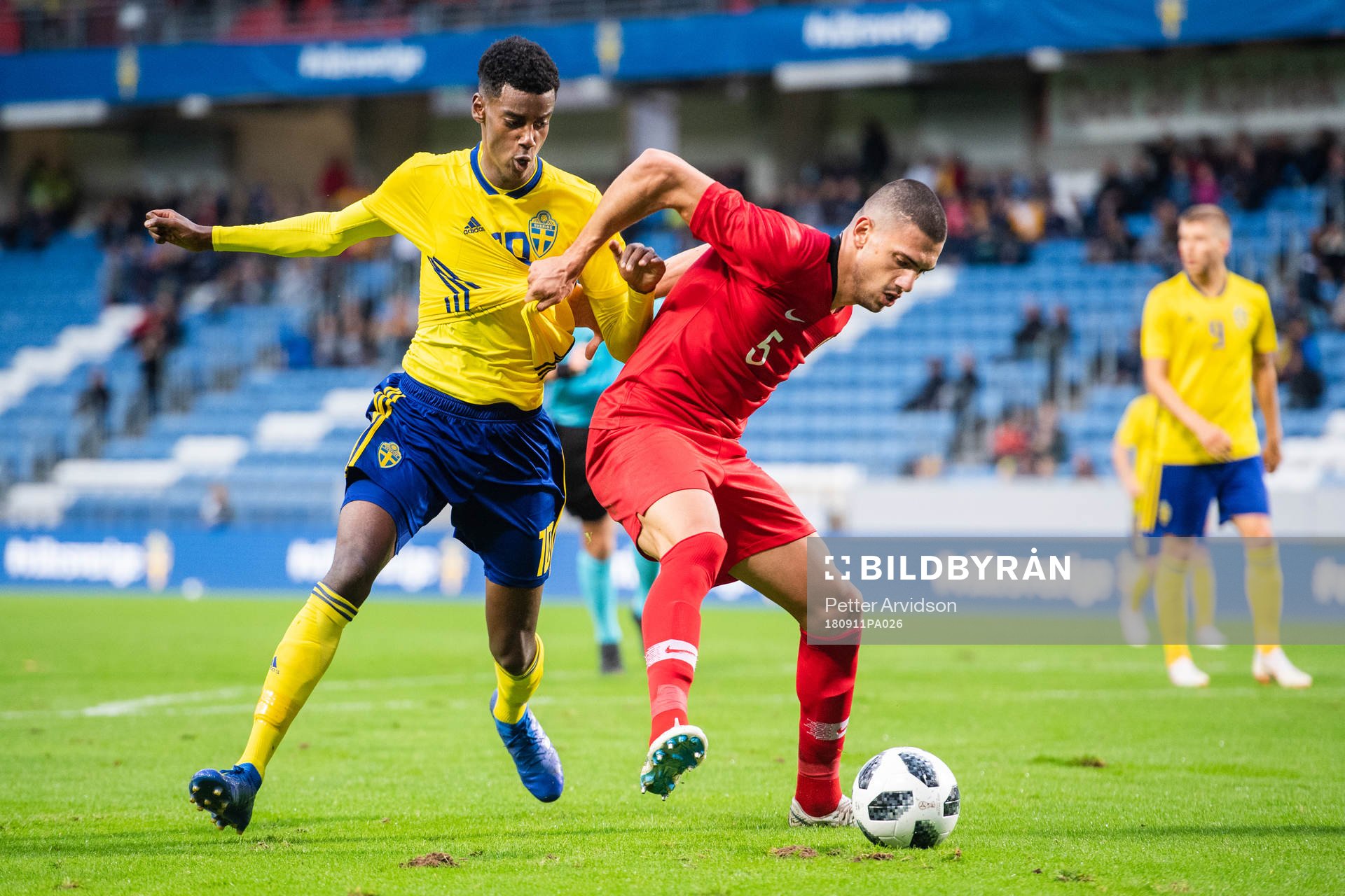 Sveriges Alexander Isak i kamp om bollen med Turkiets Merih