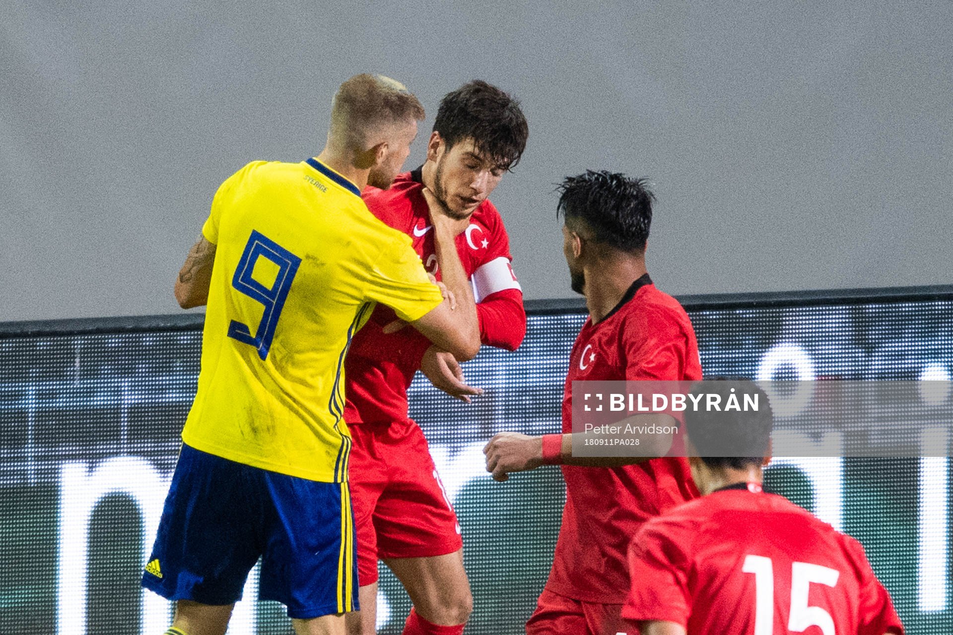 Sveriges Anton Salétros tar strypgrepp på Turkiets Melih