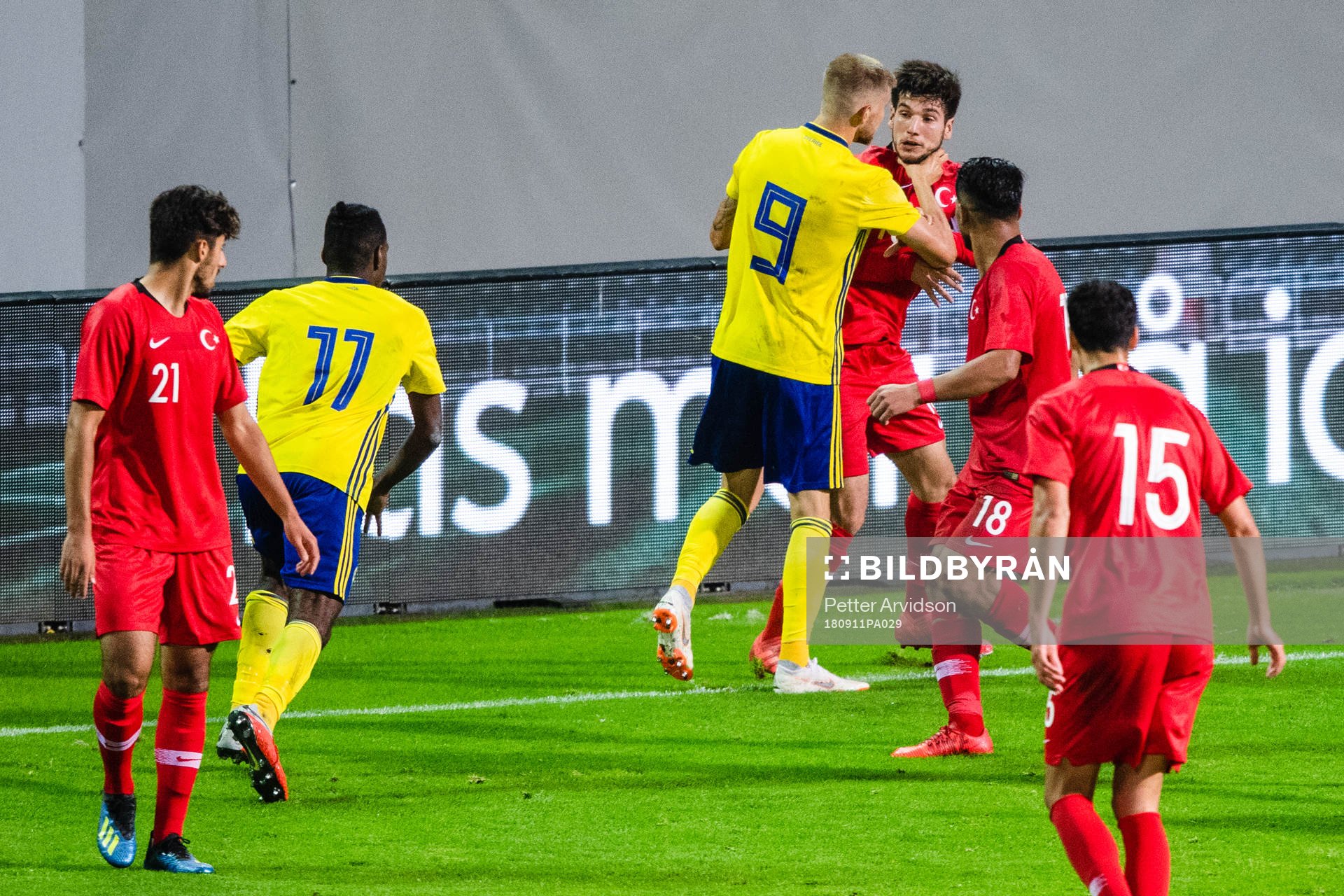 Sveriges Anton Salétros tar strypgrepp på Turkiets Melih