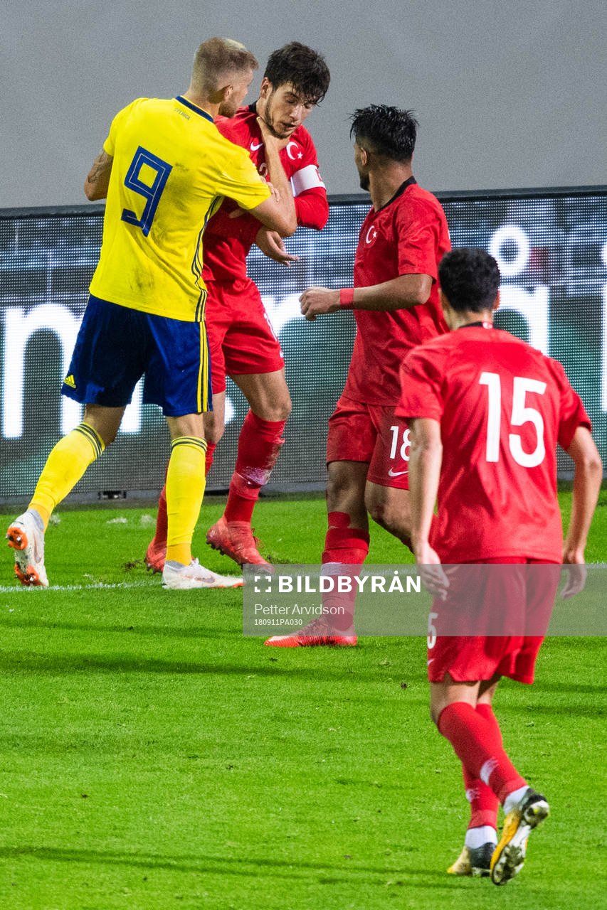 Sveriges Anton Salétros tar strypgrepp på Turkiets Melih