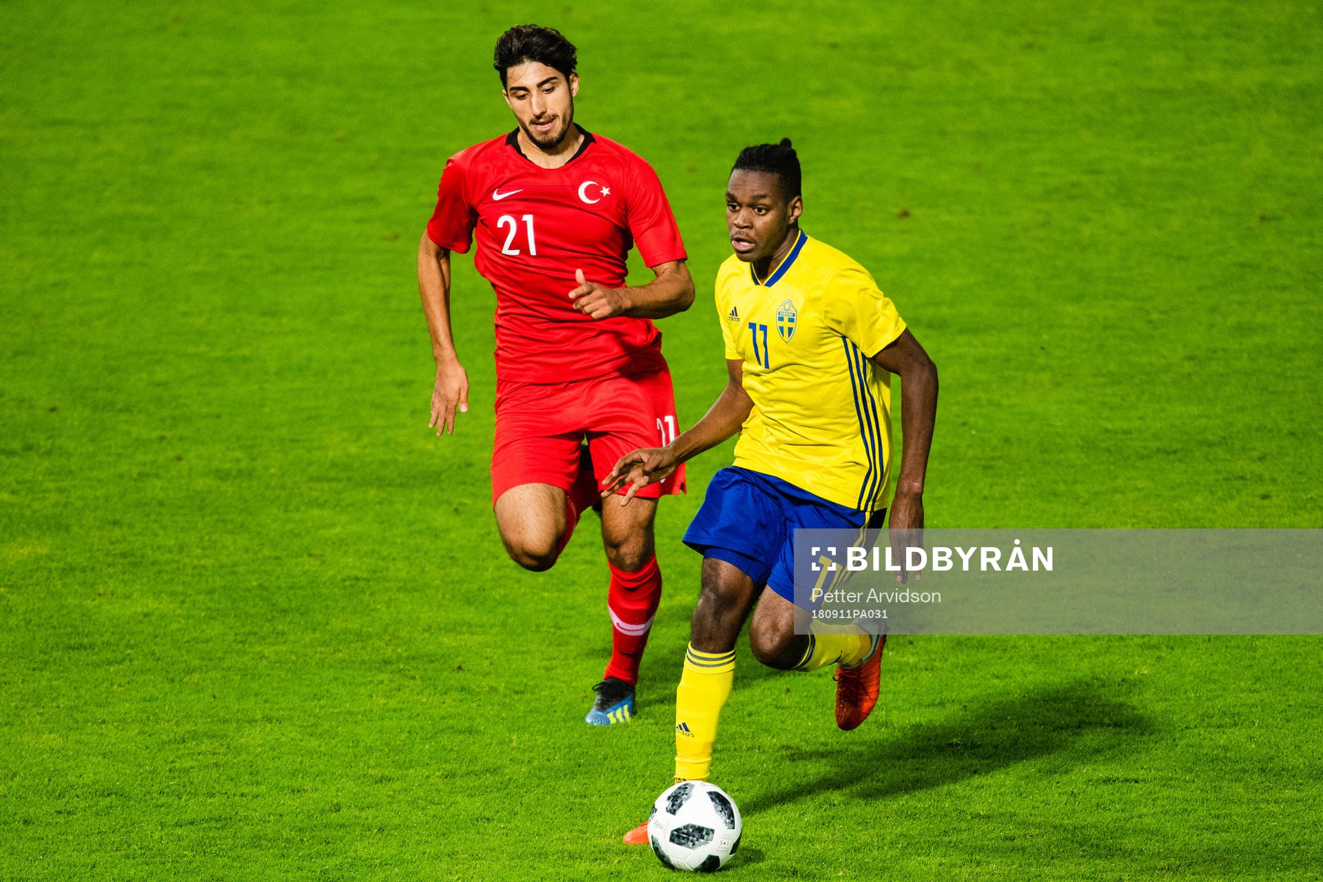 Turkiets Berkay Özcan och Sveriges Joel Asoro