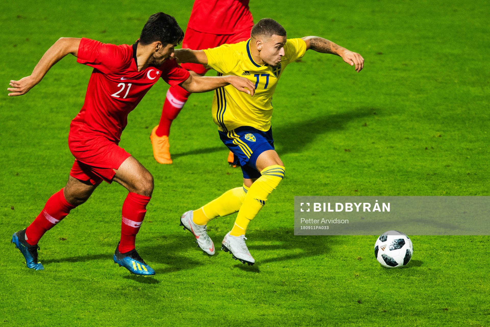 Sveriges Jordan Larsson och Turkiets Berkay Özcan i kamp