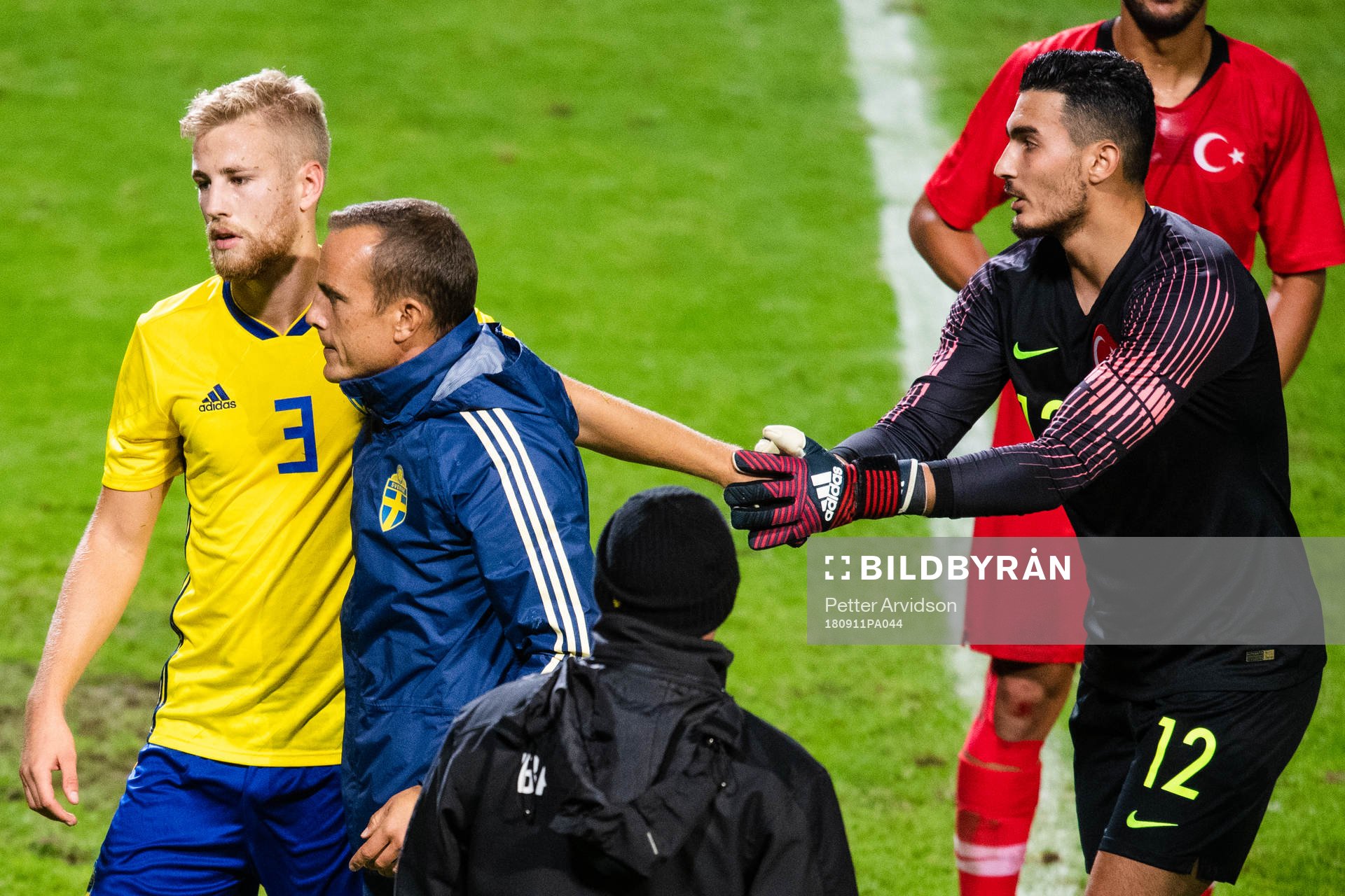 Sveriges Filip Dagerstål klappas om av Turkiets målvakt