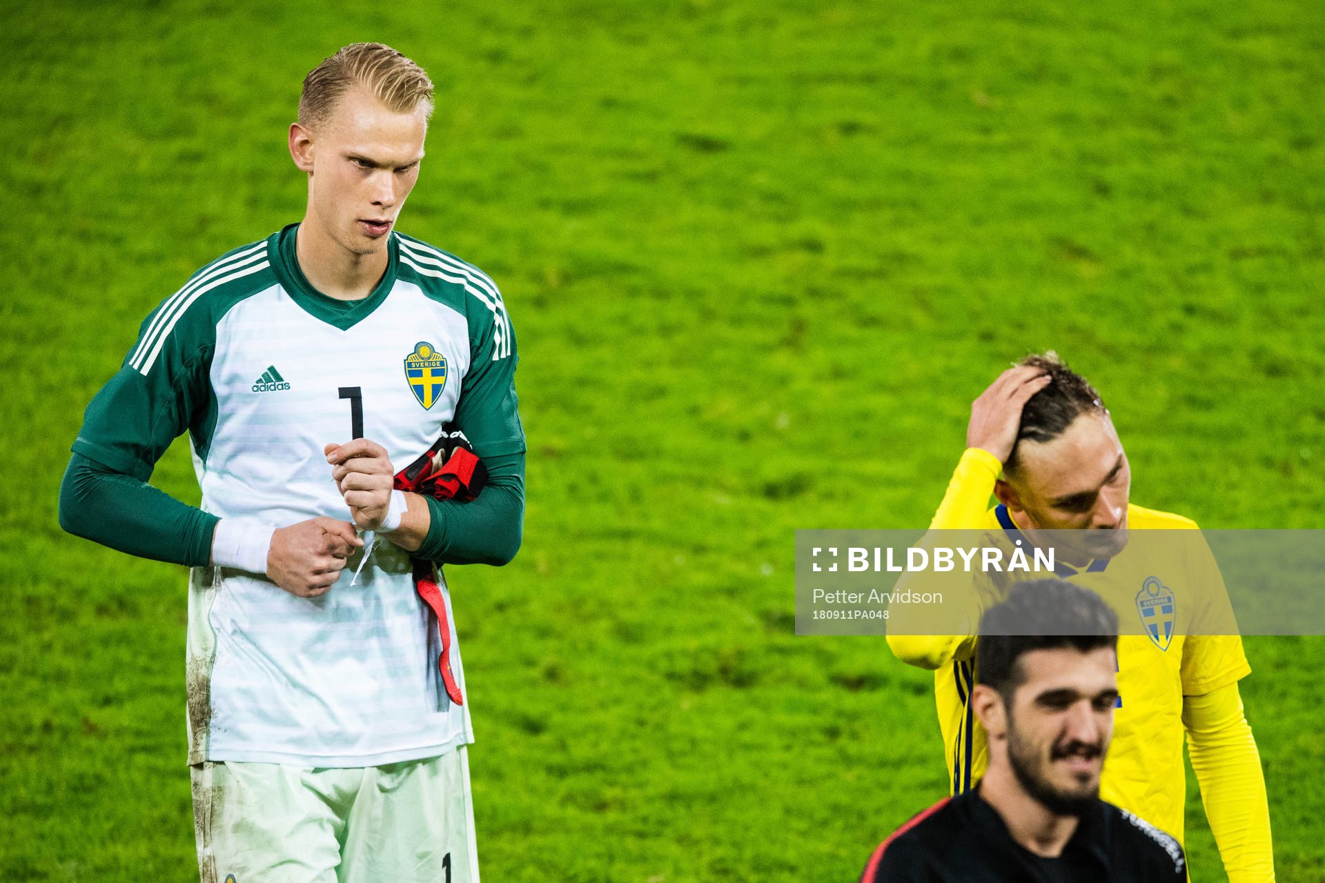 Sveriges målvakt Pontus Dahlberg och Linus Wahlqvist deppar